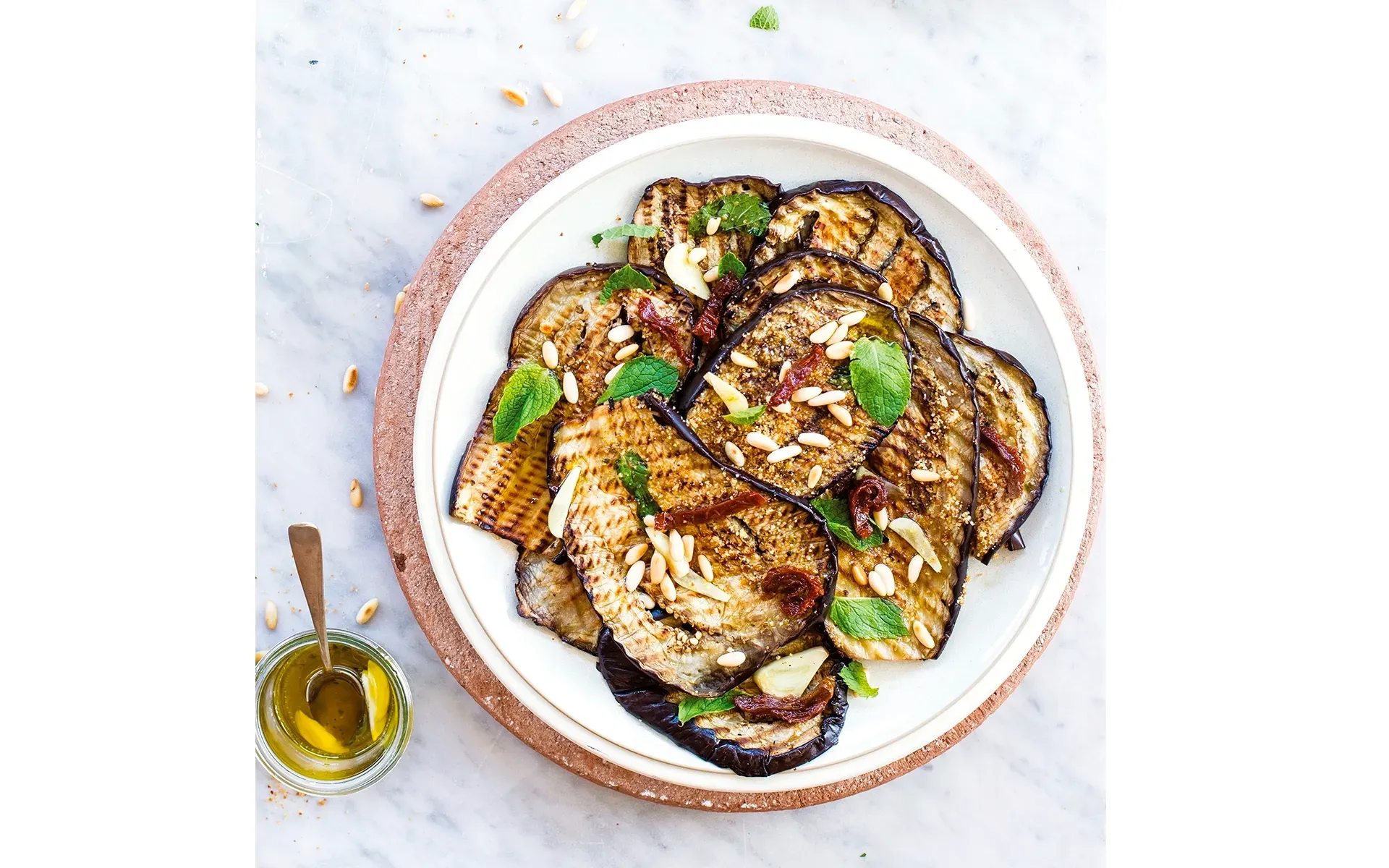 Teglia di melanzane Orogel marinate alla menta, con pangrattato e pinoli: un contorno estivo.