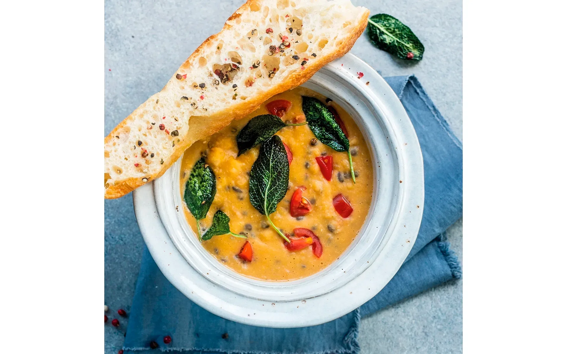 Virtù di Zuppa Ceci e Lenticchie Orogel con focaccina al farro: un pasto completo e rustico.