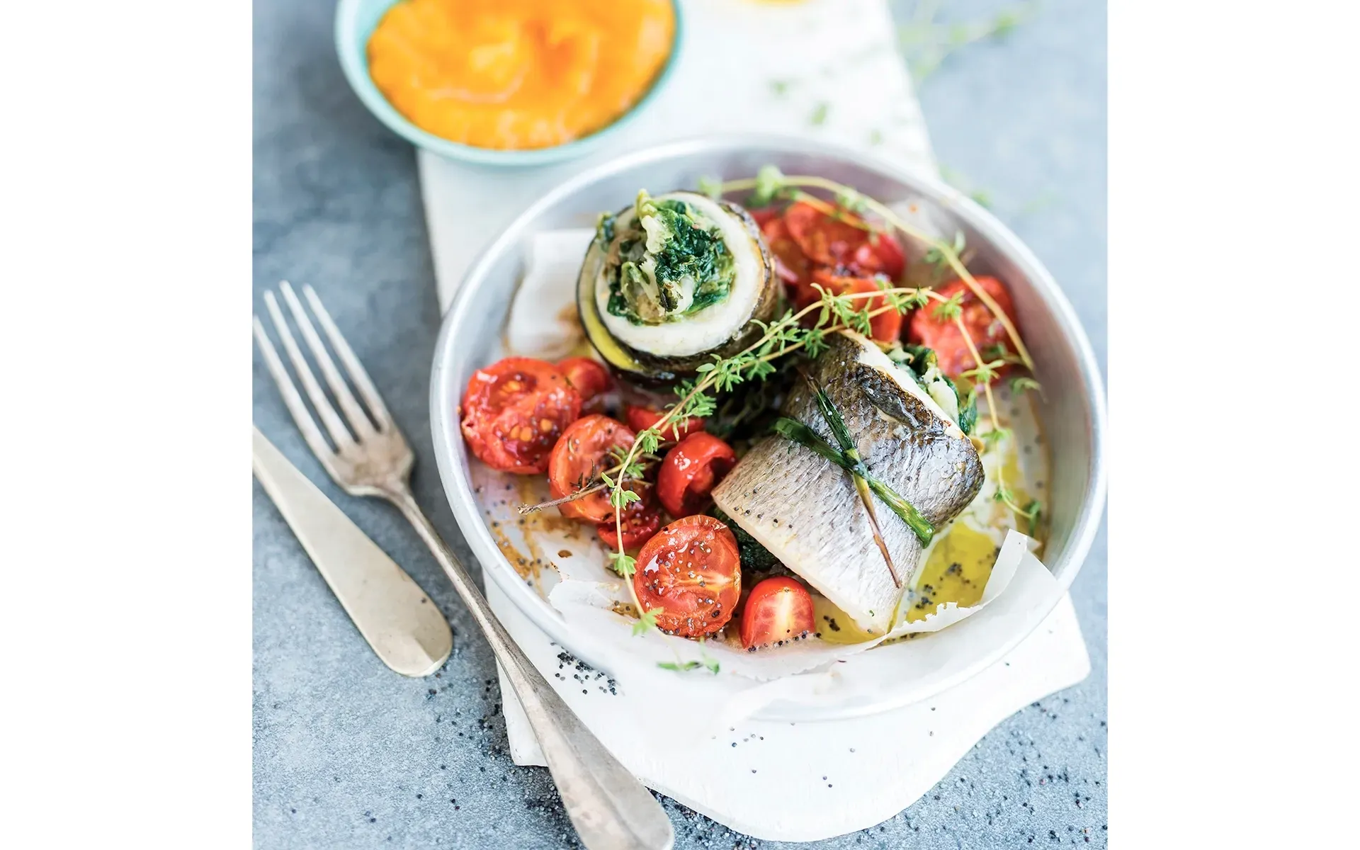 Filetti di spiaggia (sogliola) Orogel, un pesce delicato, servito con pomodori ed erbe fresche.