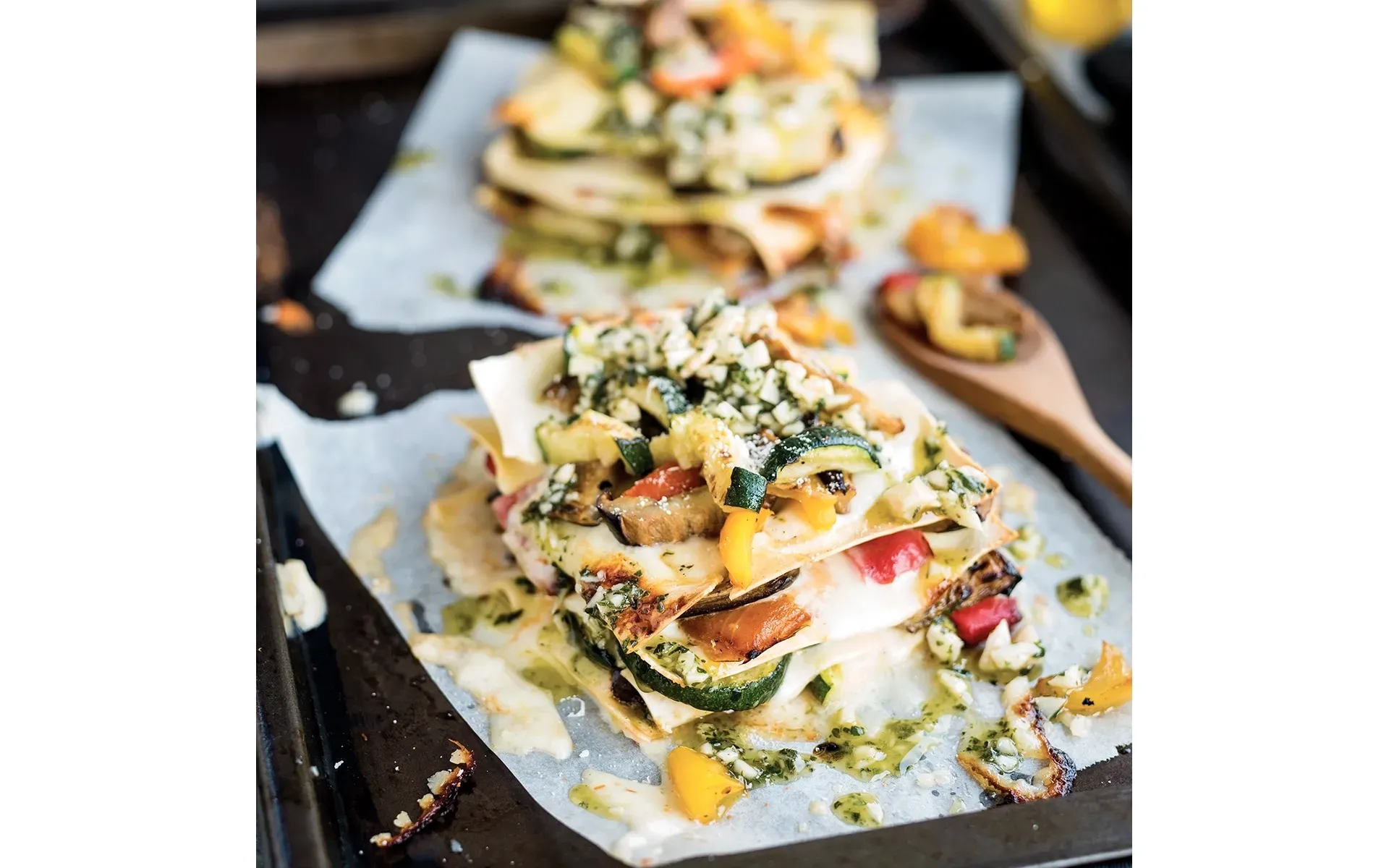 Lasagna Orogel, un classico della cucina italiana, qui presentata in modo originale su un vassoio.