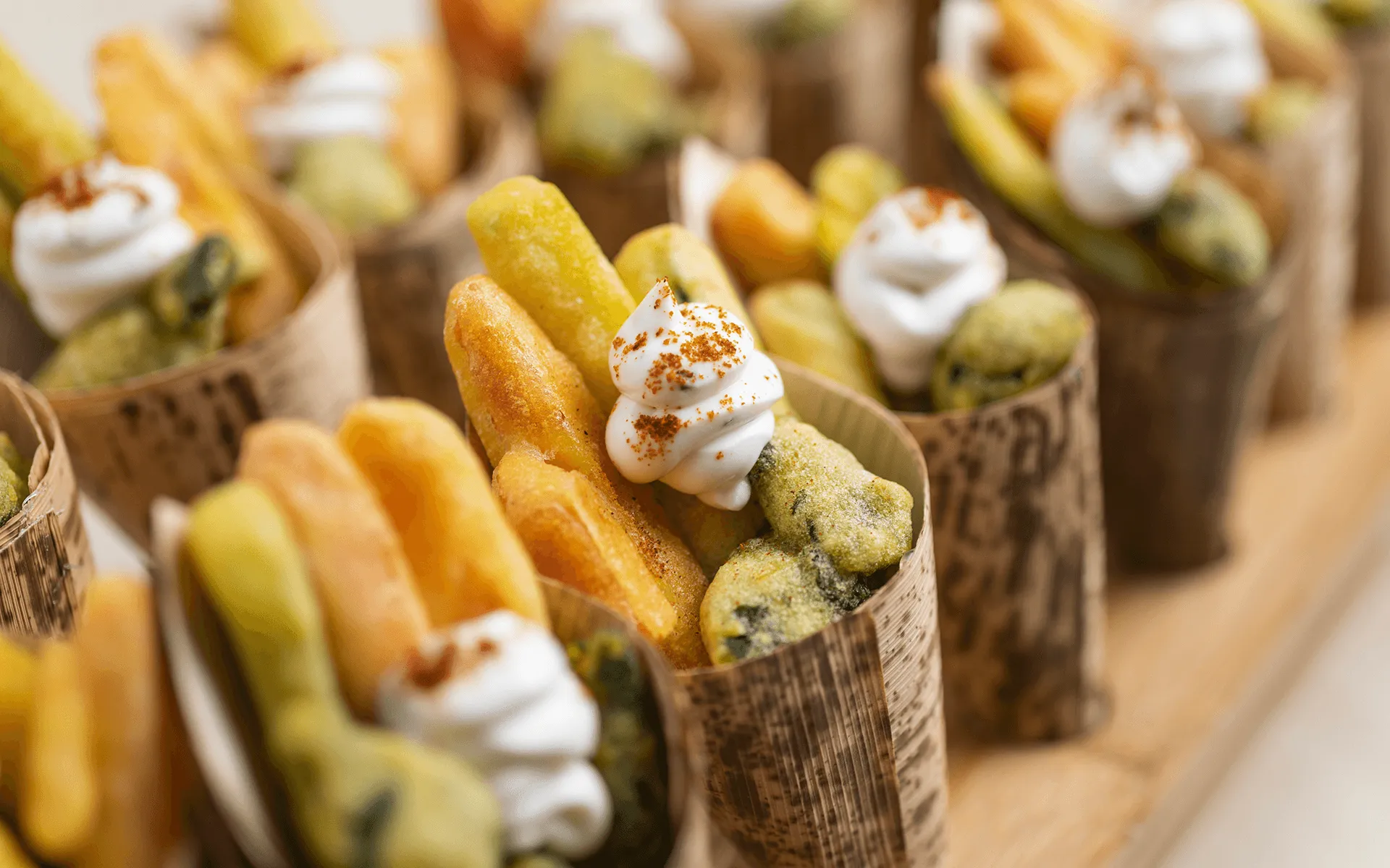Vassoio imbandito con diversi tipi di snack, pronti per essere gustati in compagnia.