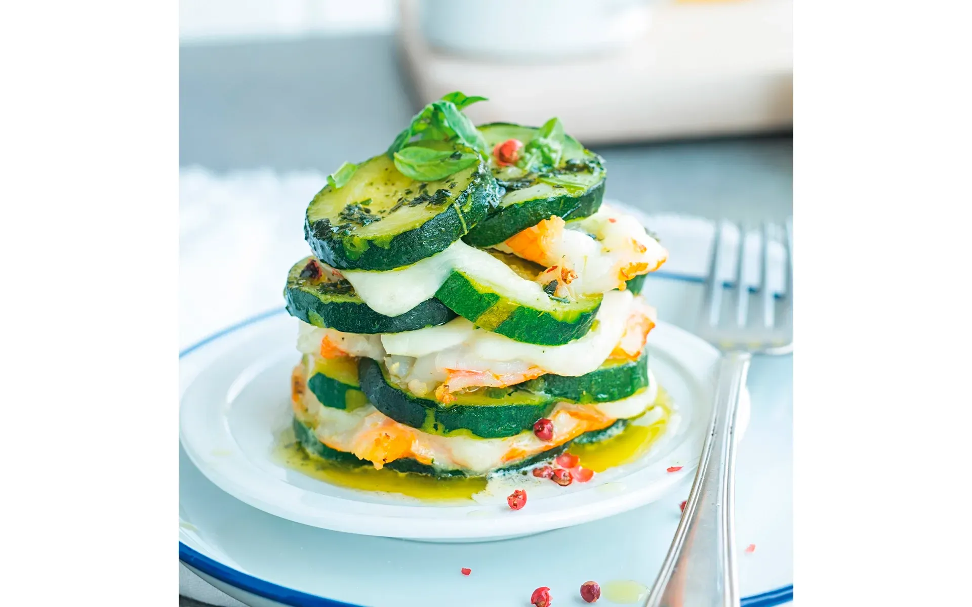 Torretta di zucchine Orogel, fior di latte e gamberi: un antipasto elegante e scenografico.