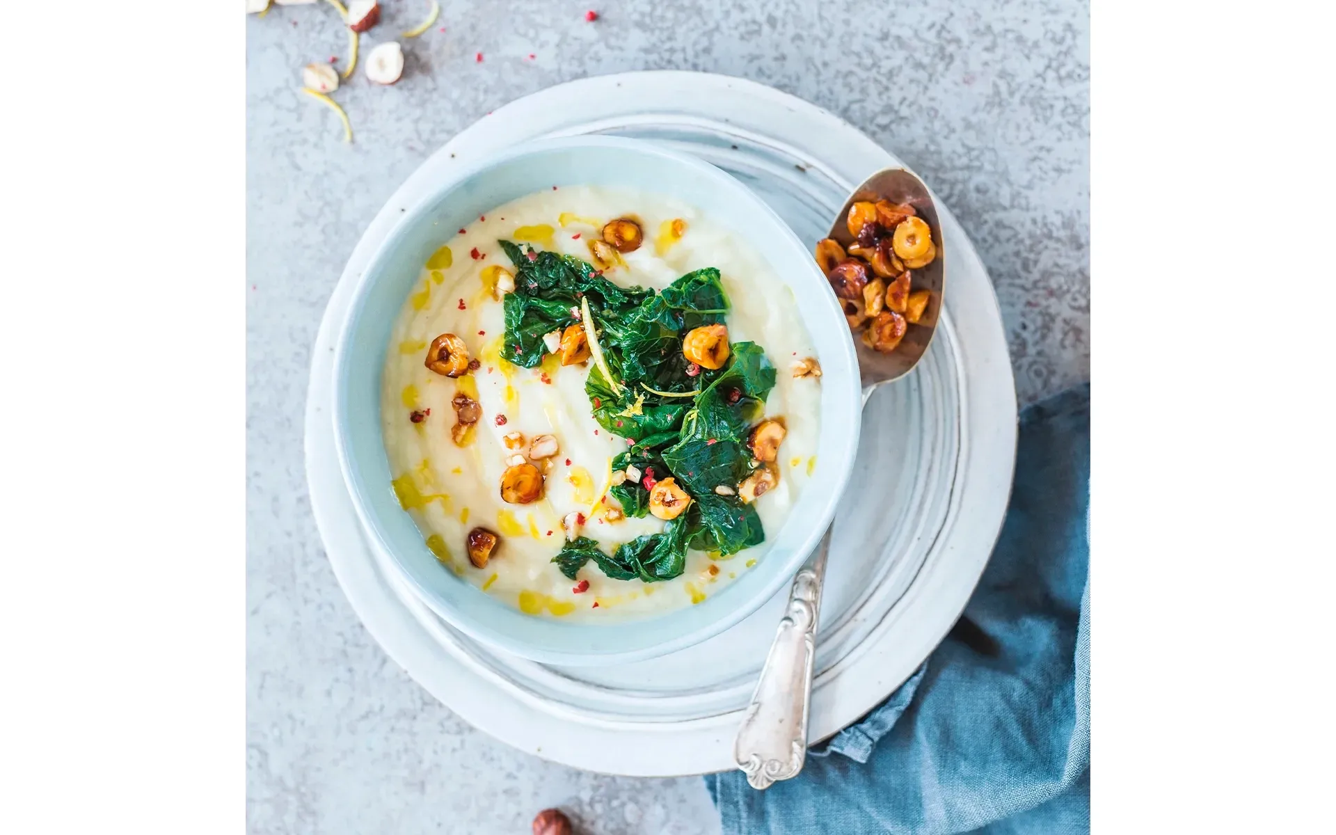 Vellutata Orogel di cavolfiore, friarielli e nocciole: un abbinamento originale e gustoso.