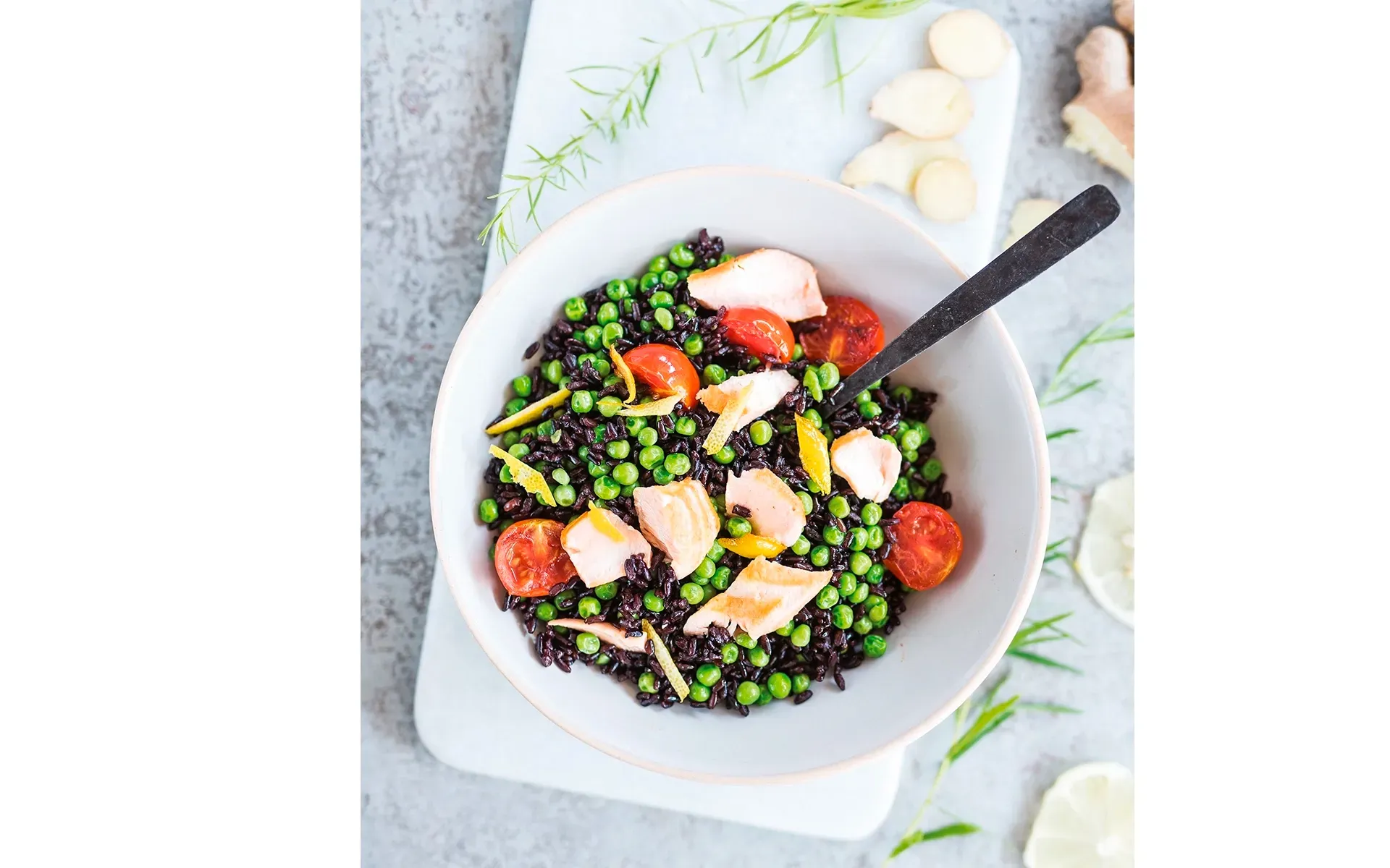 Riso Venere Orogel con piselli, straccetti di salmone e zenzero: un piatto esotico e raffinato.
