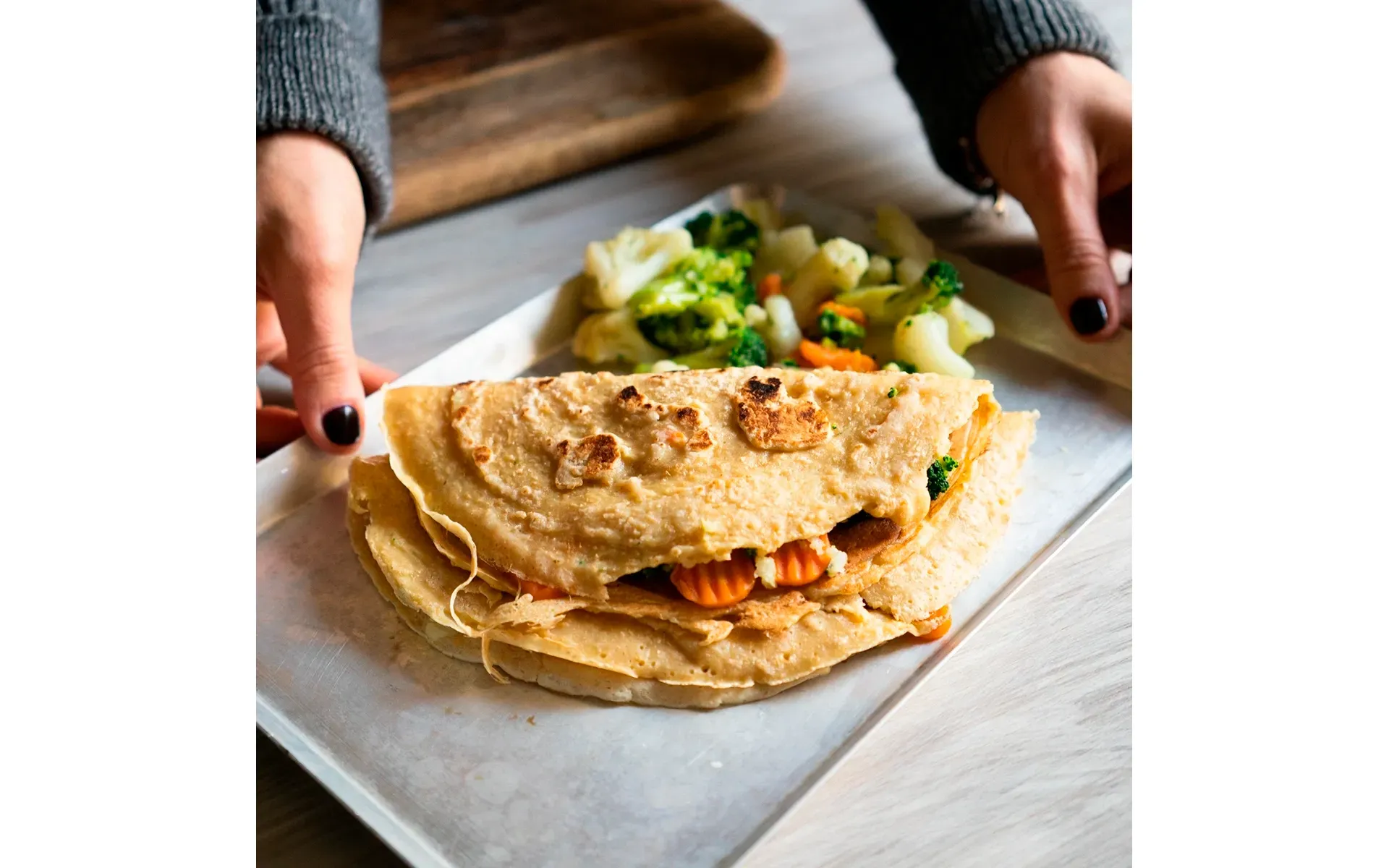 Crepes Orogel sottili e delicate, perfette per essere farcite dolci o salate, qui una persona le gusta.