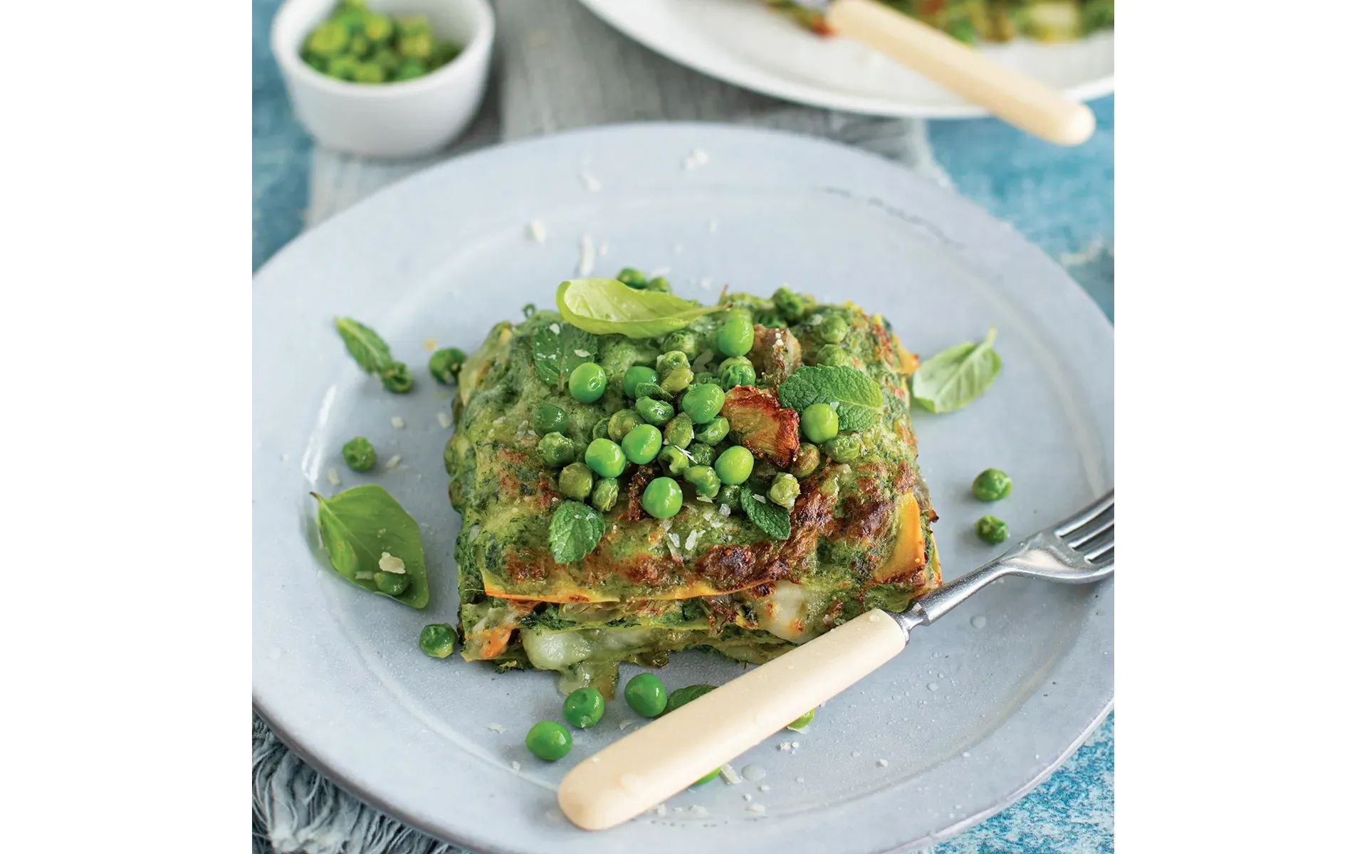 Lasagna Orogel, un classico intramontabile, qui servita con un contorno di pollo e piselli.