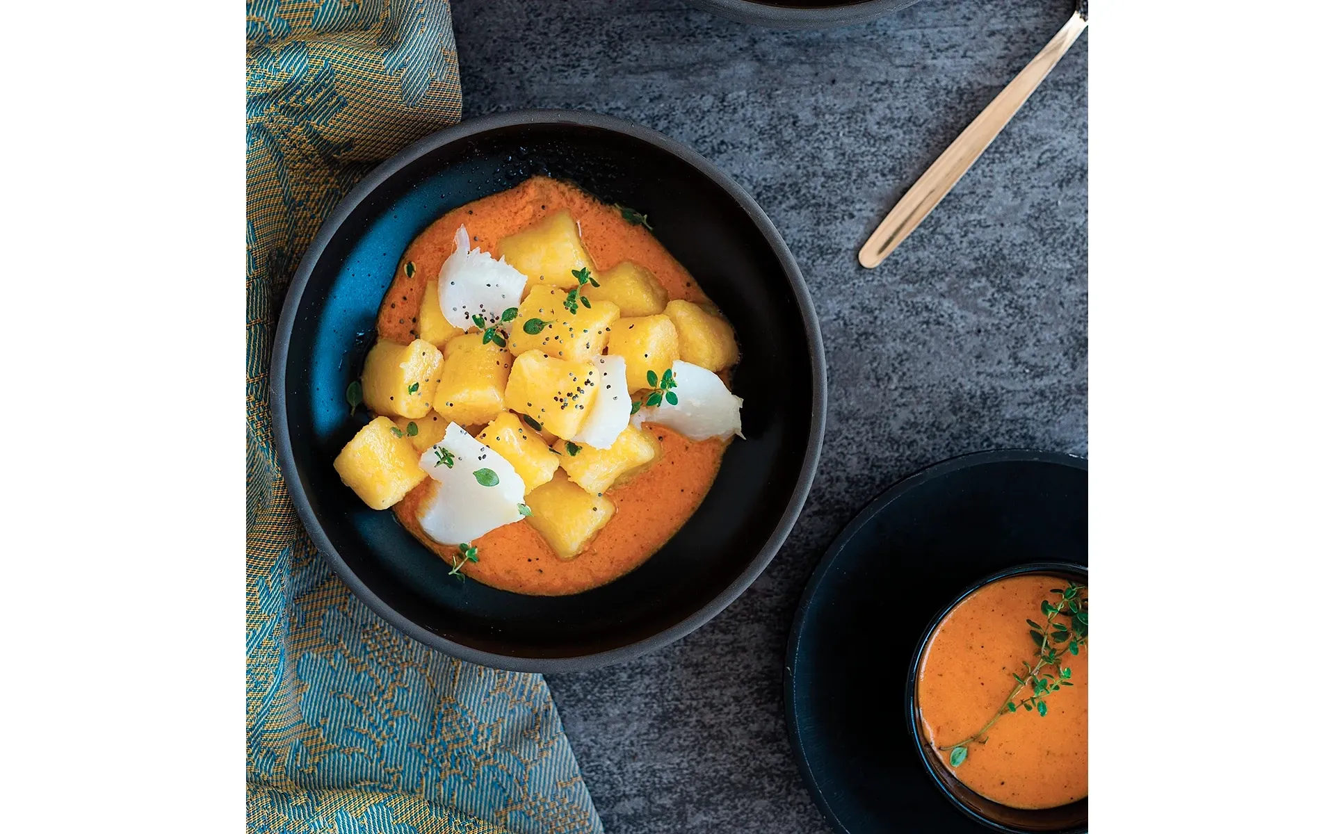 Gnocchi Orogel, magari conditi con un sugo cremoso a base di uova e formaggio, tipo carbonara.