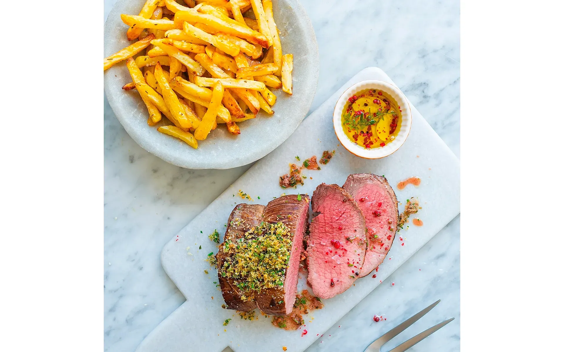 Roastbeef Orogel in crosta d'erbe con patate al rosmarino: un secondo elegante e gustoso.