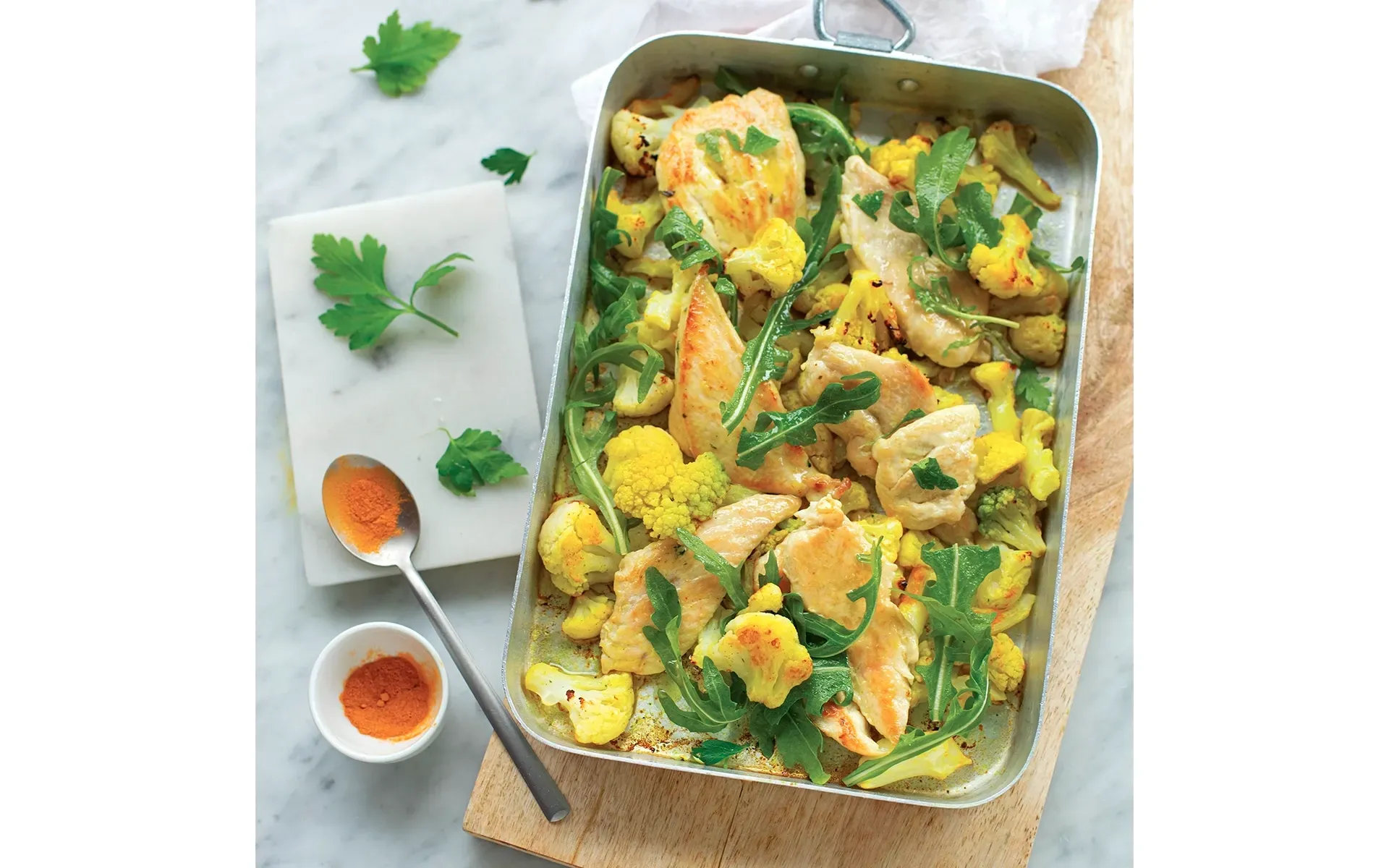 Piatto di pollo e cavolfiore Orogel saltato in padella con curcuma e spezie.