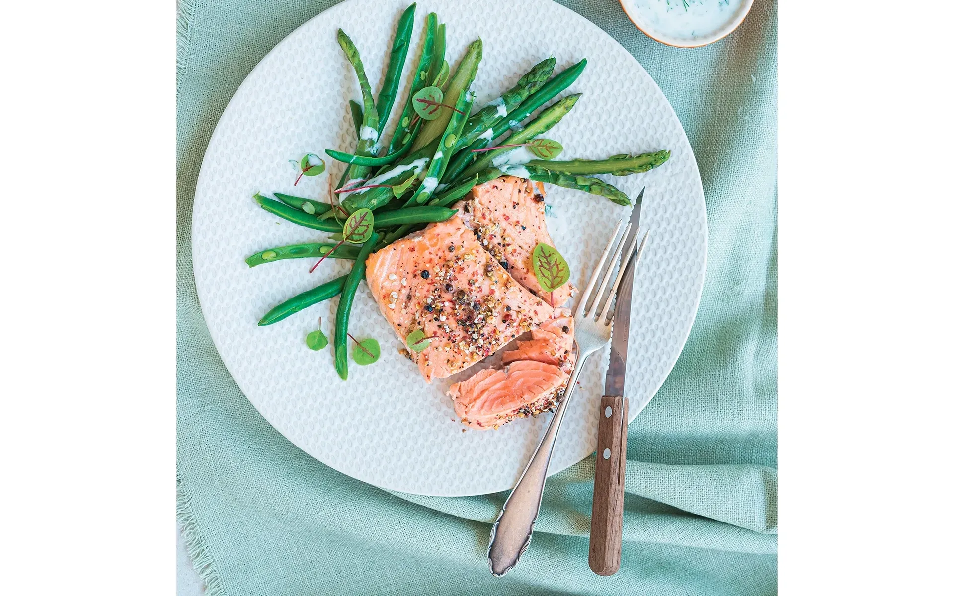 Filetto di salmone Orogel fresco, servito con un contorno di fagiolini e asparagi teneri.