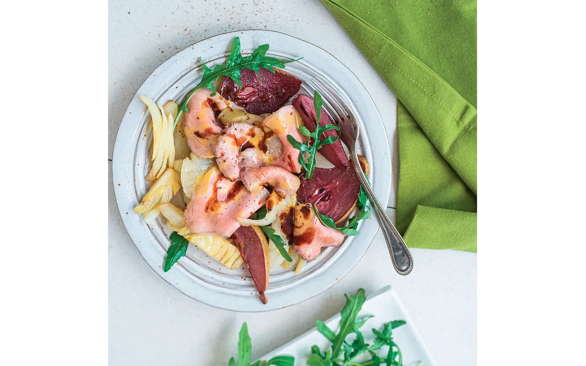 Insalata Orogel ricca e completa, con carne (pollo o manzo) e un mix di verdure fresche.