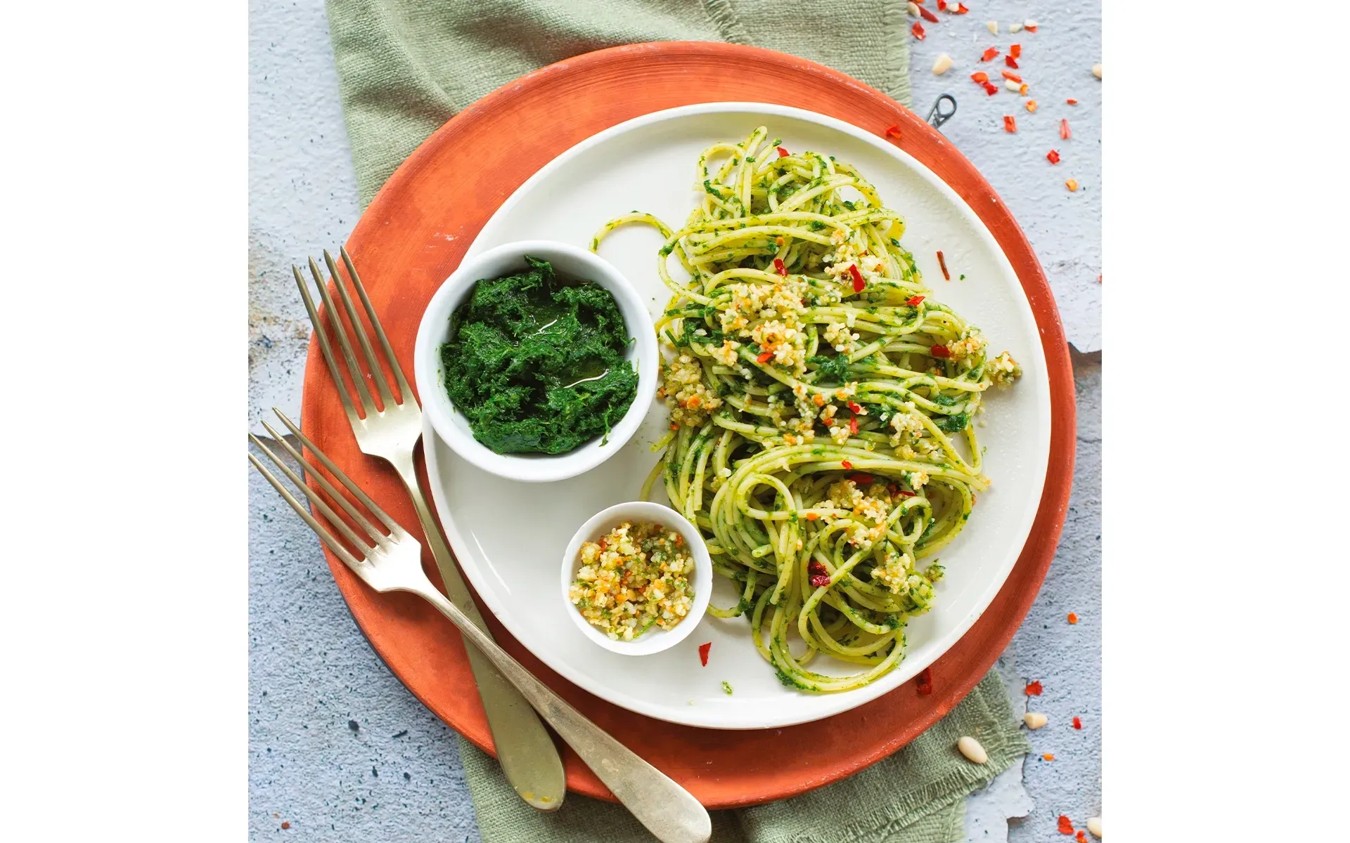 Spaghetti Orogel al pesto di Kale con pinoli e mandorle: un primo piatto originale e salutare.