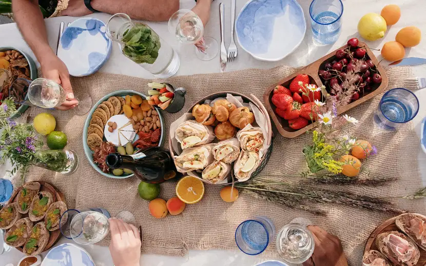 Ricette Orogel per un brunch perfetto: un tavolo imbandito con cibi dolci e salati, e persone.