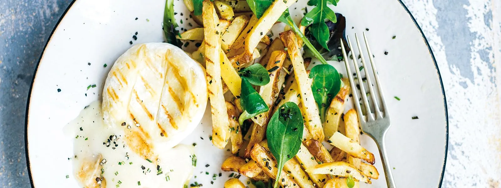 Pausa pranzo con tomino e patate Orogel, formato grande , un pasto rustico e gustoso.