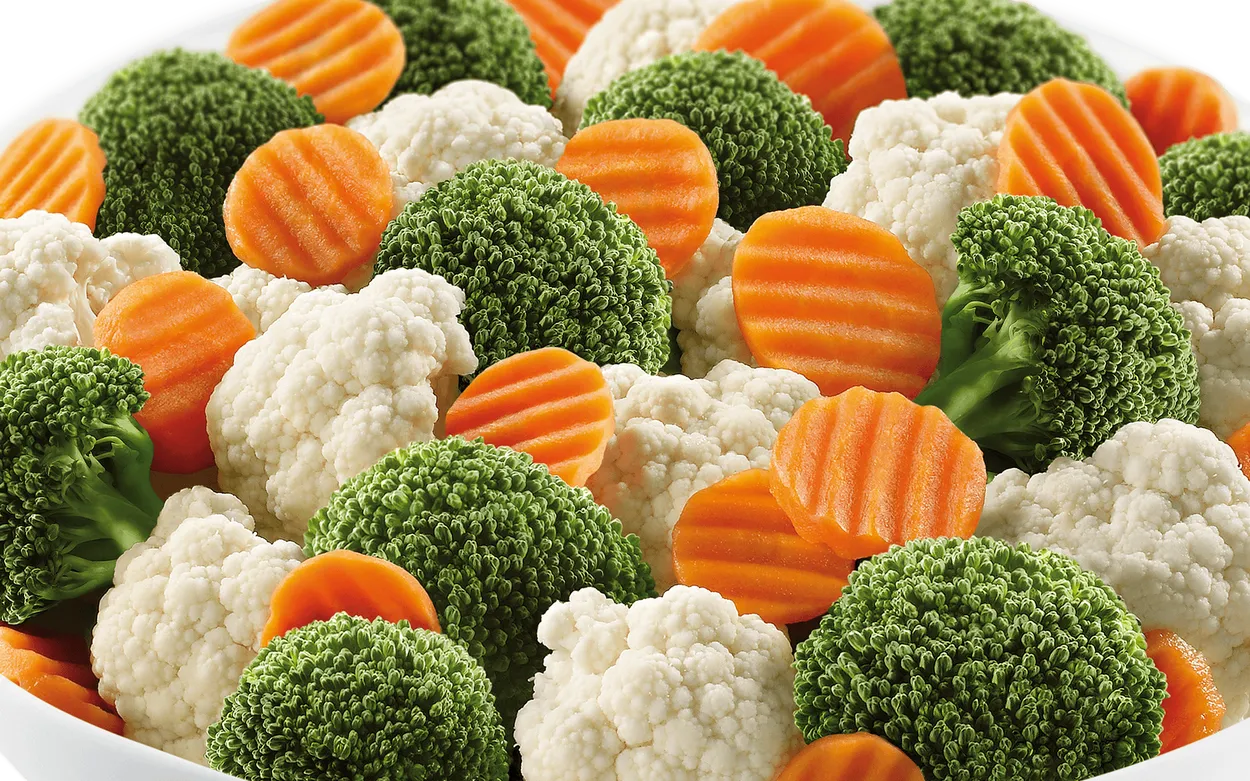 L'immagine mostra le Le Verdure Tricolore Orogel, con carote, cavolfiore e broccoli, Un contorno Orogel colorato e gustoso.Adagiate su un tavolo