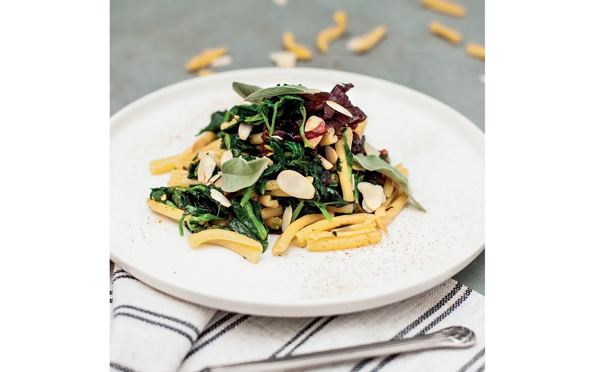 Caserecce Orogel, un formato di pasta tradizionale, qui condite con verdure e mandorle.