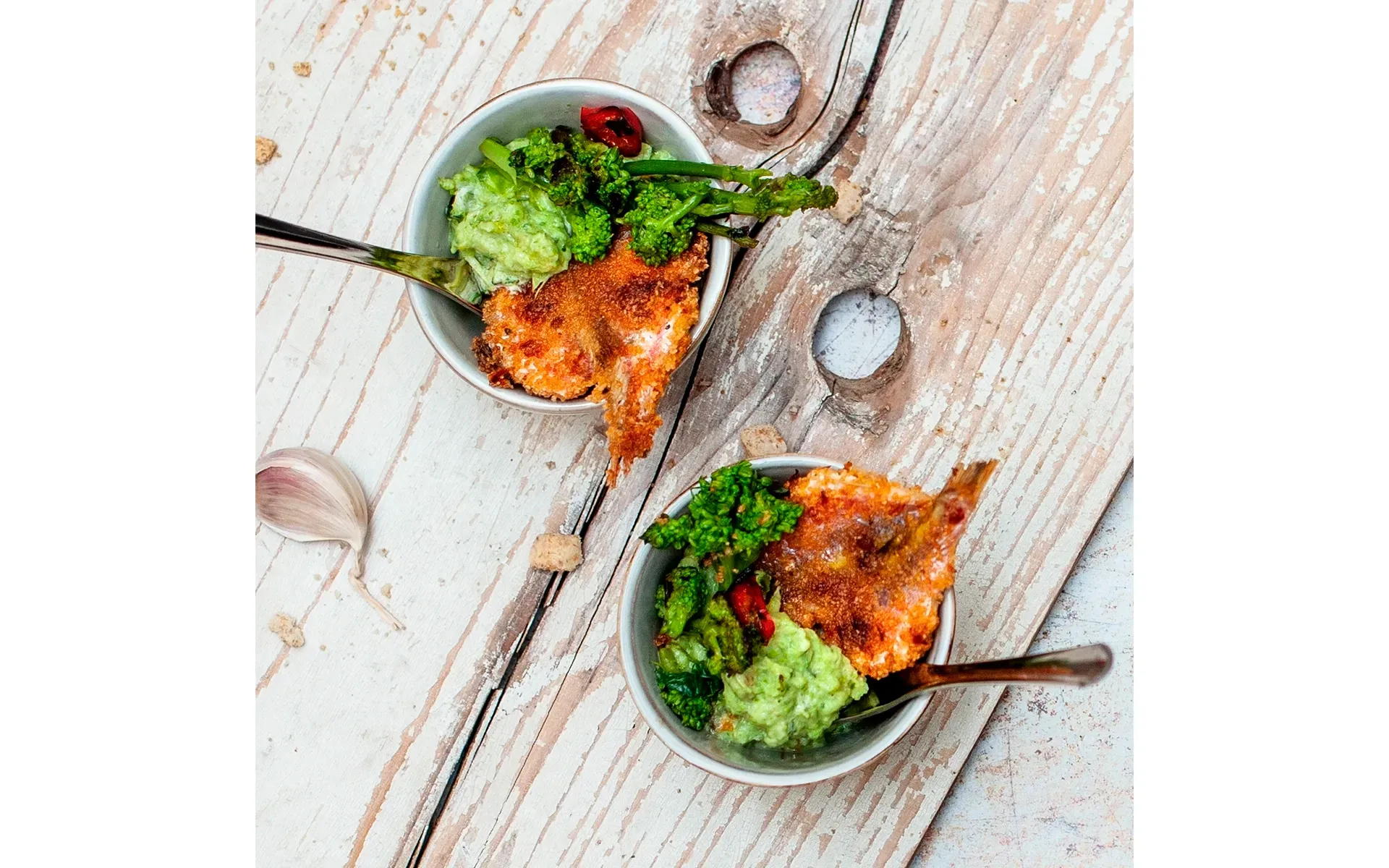 Triglie Orogel in crosta di pomodori secchi su crema di cime di rapa: un secondo raffinato.