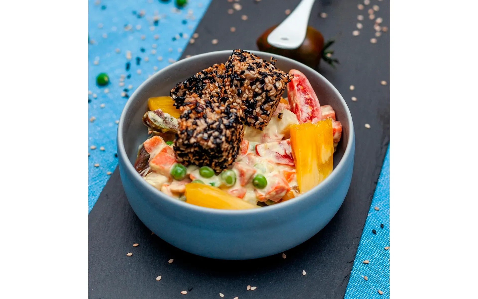 Cubetti di tonno Orogel fresco, ideali per tartare, poke o insalate, qui in una ciotola.