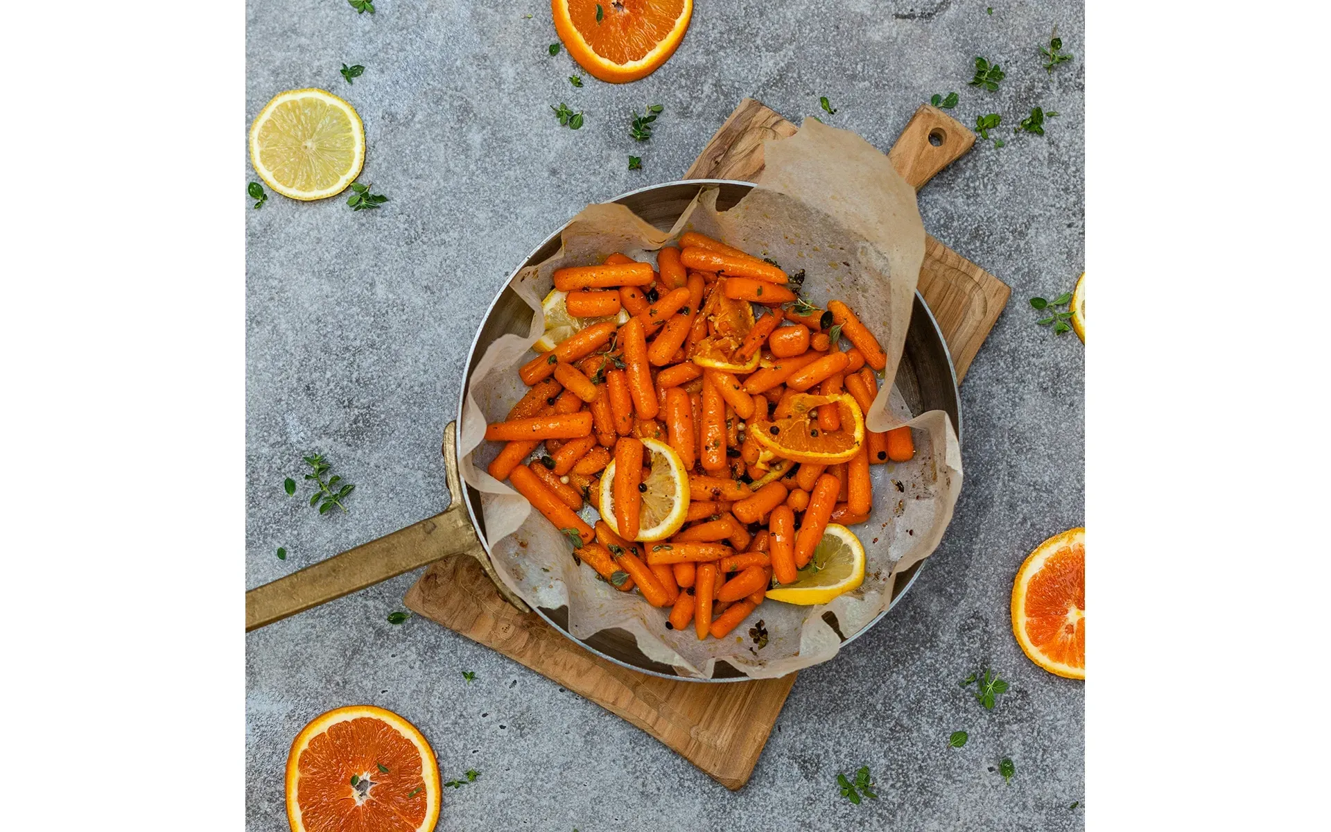 Carote in padella: caramellate e con timo e arancia