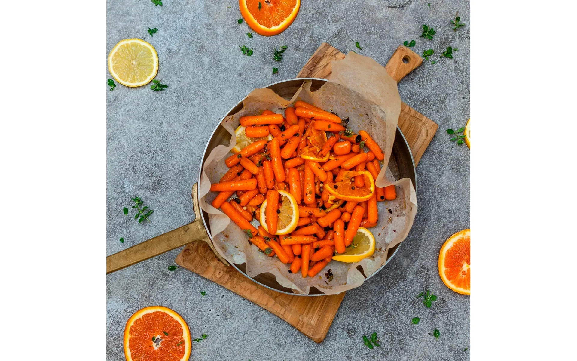 Carotine Orogel fresche, qui saltate in padella con fette d'arancia per un tocco agrodolce.