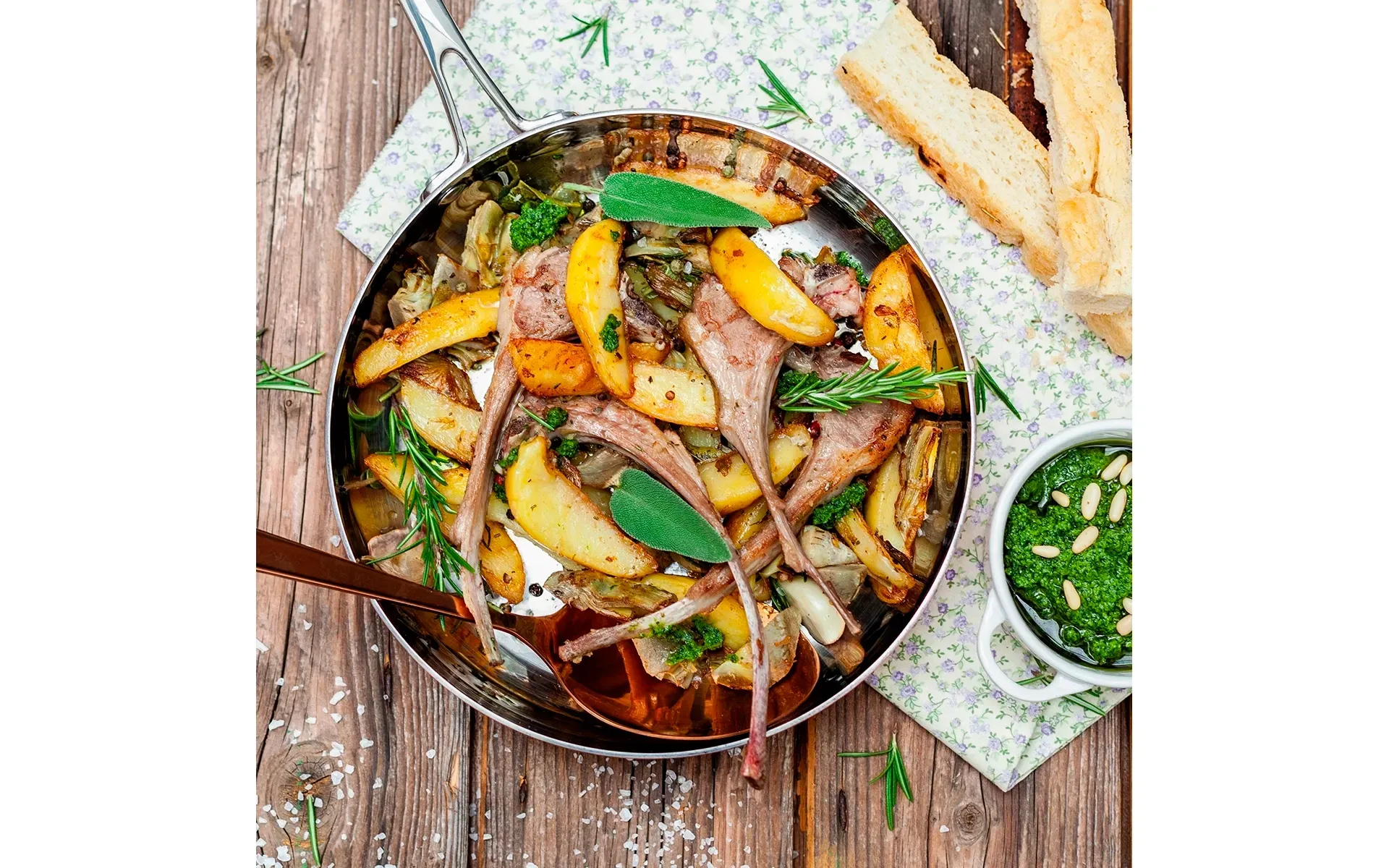 Costine d'agnello Orogel, tenere e saporite, cotte lentamente in umido con patate ed erbe.