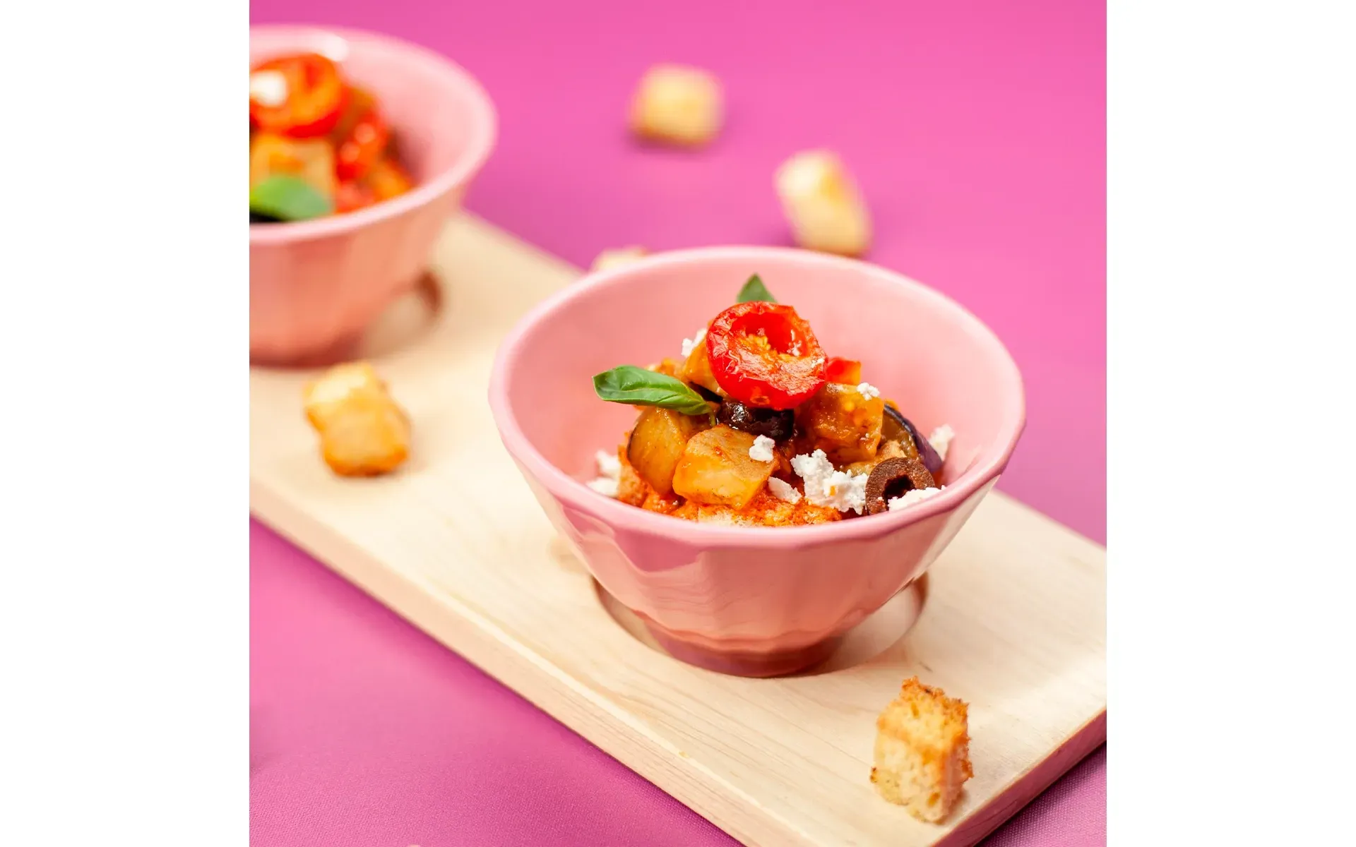 Pappa al pomodoro Orogel, un classico toscano, servita in una ciotola rosa su tavolo di legno.