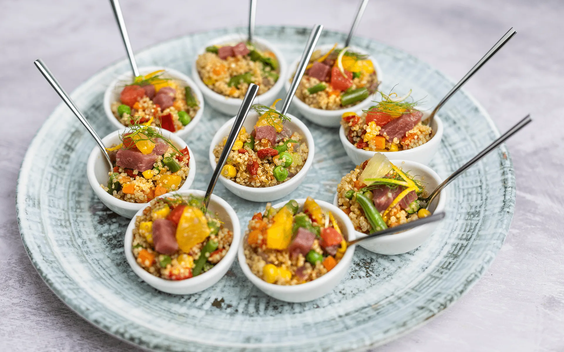 Piatto da portata elegante con cinque piccole ciotole finger food Orogel, per un buffet raffinato.