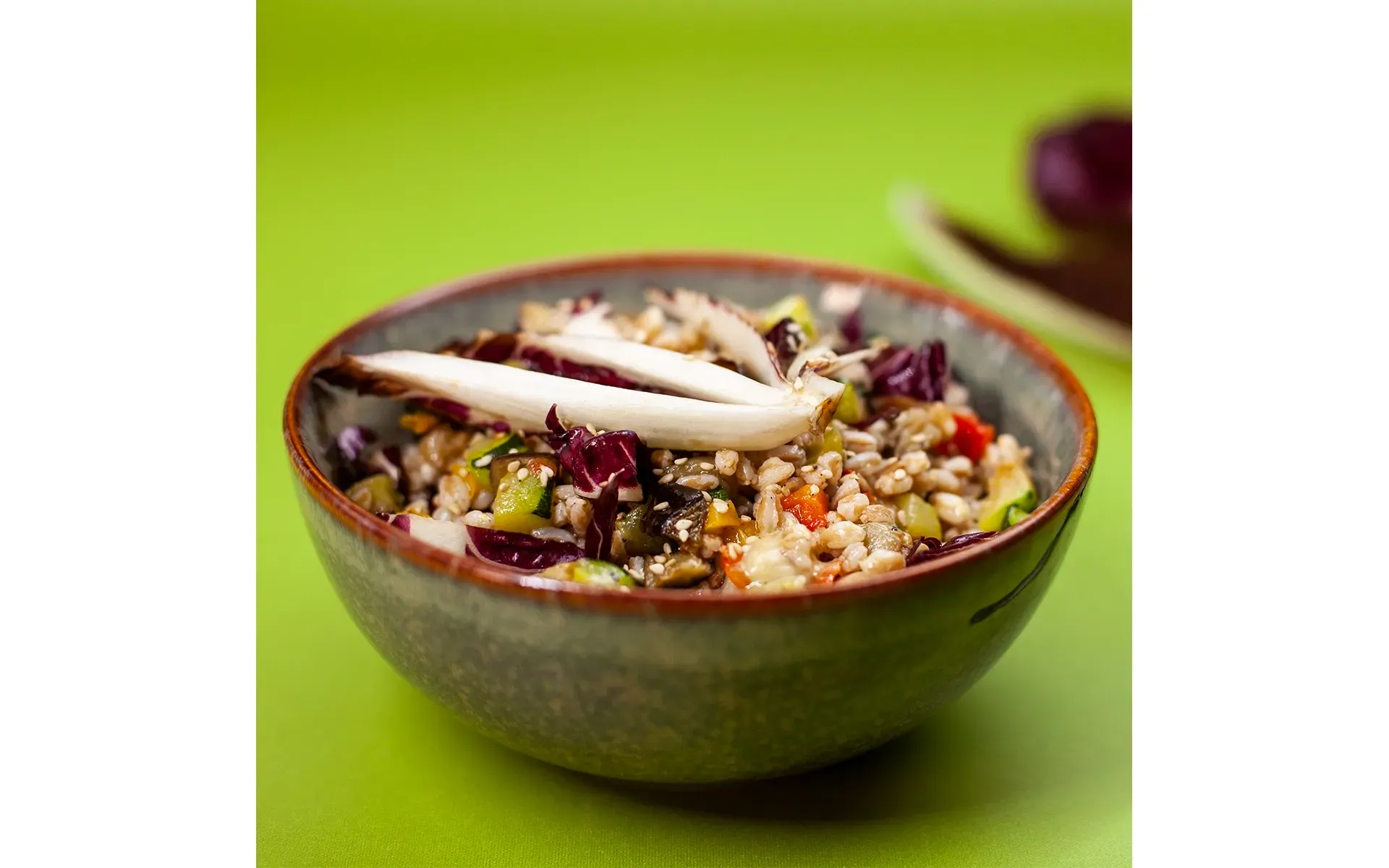 Insalata di farro calda con verdure grigliate e radicchio, ricetta Orogel per un piatto unico e sano.