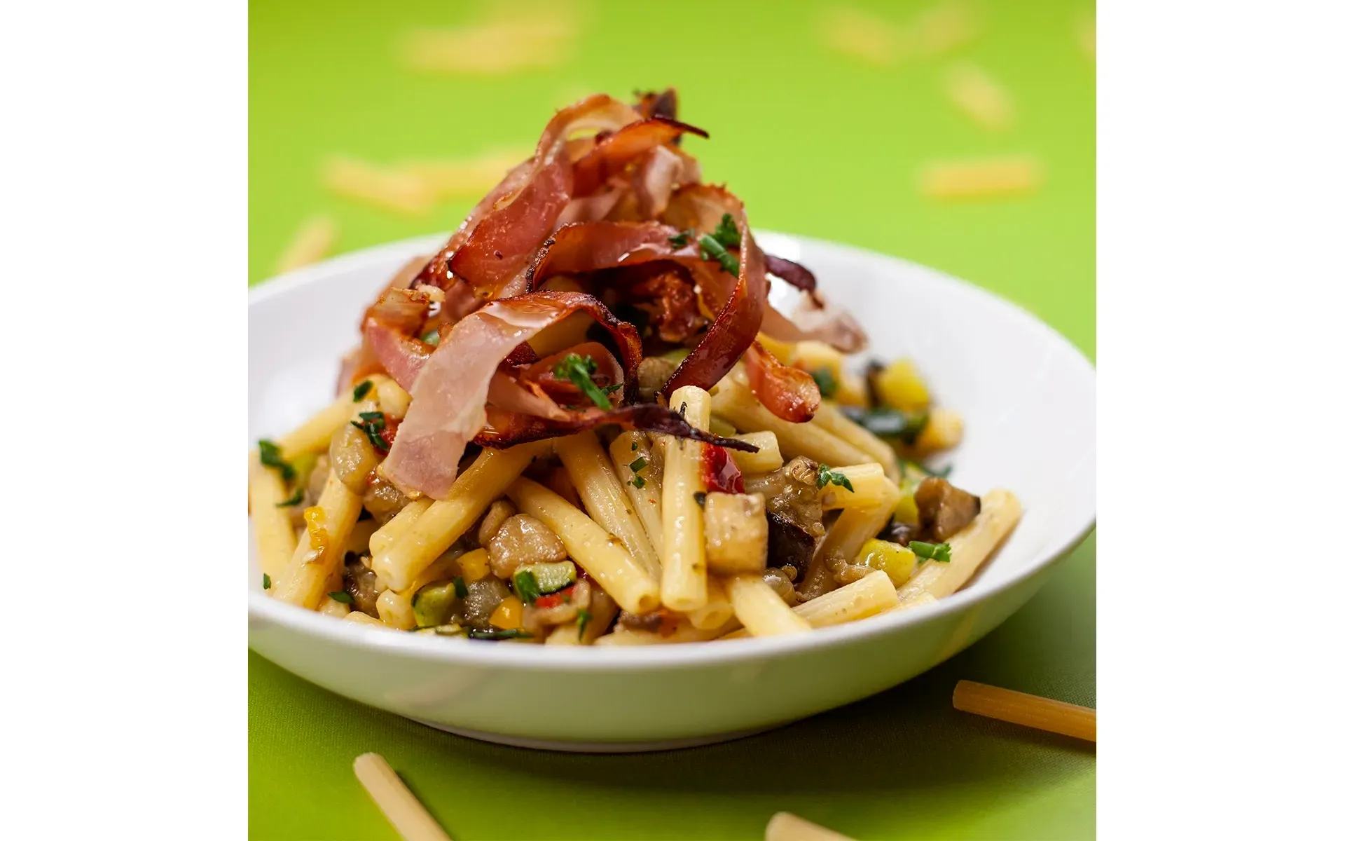 Maccheroncini Orogel conditi con un sugo ricco a base di pancetta e formaggio, un classico robusto.