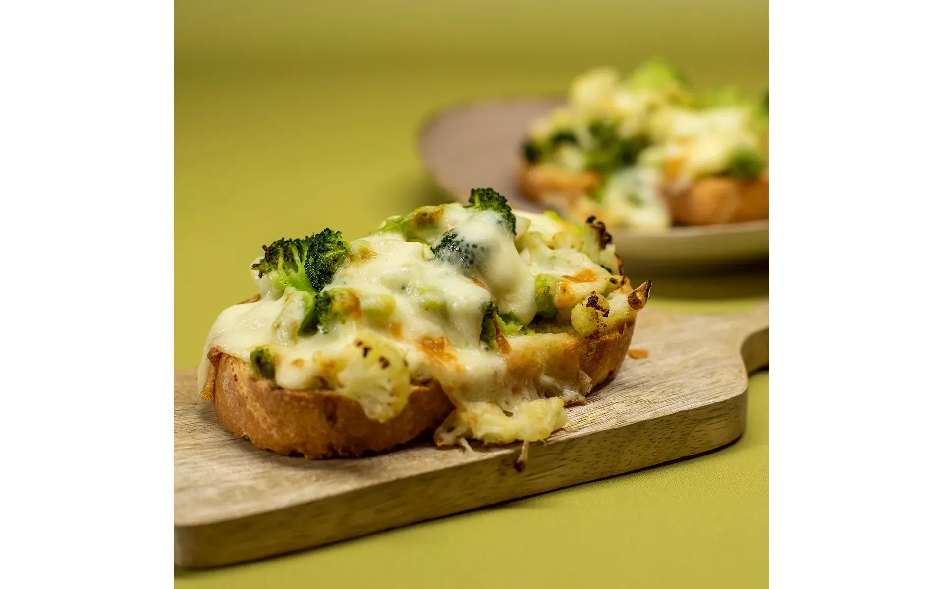 Crostone Orogel condito con broccoli freschi saltati, un antipasto semplice e gustoso.