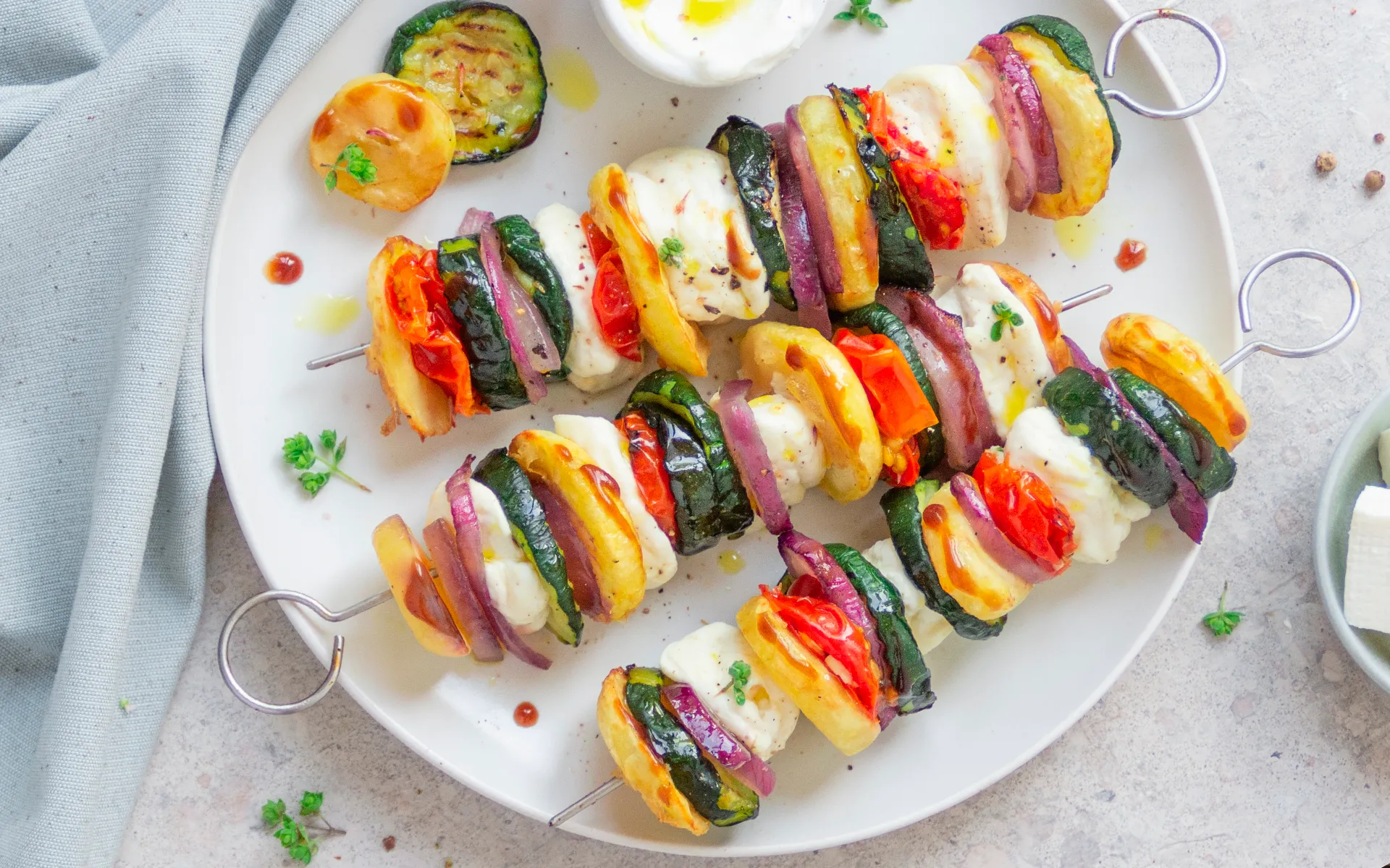 Contorno Fantasia Orogel: un mix di colori buonissimi! Verdure grigliate su piatto bianco.