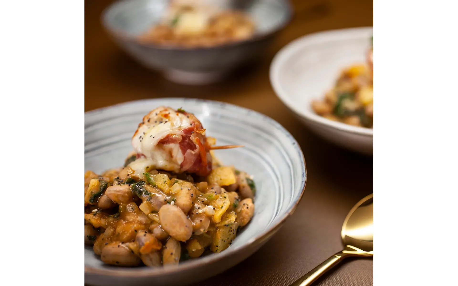 Involtini Orogel (di carne, pesce o verdure) serviti in una ciotola con un contorno saporito.