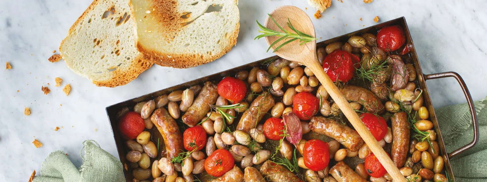 Salsicce e fagioli Orogel, porzione grande , un classico rustico servito con pane.