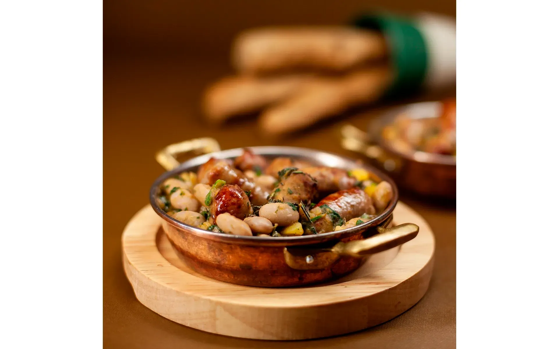 Salsiccia con fagioli, patate e cavolo nero Orogel, un piatto unico sostanzioso e saporito con salsiccia e fagioli. Qualità Orogel