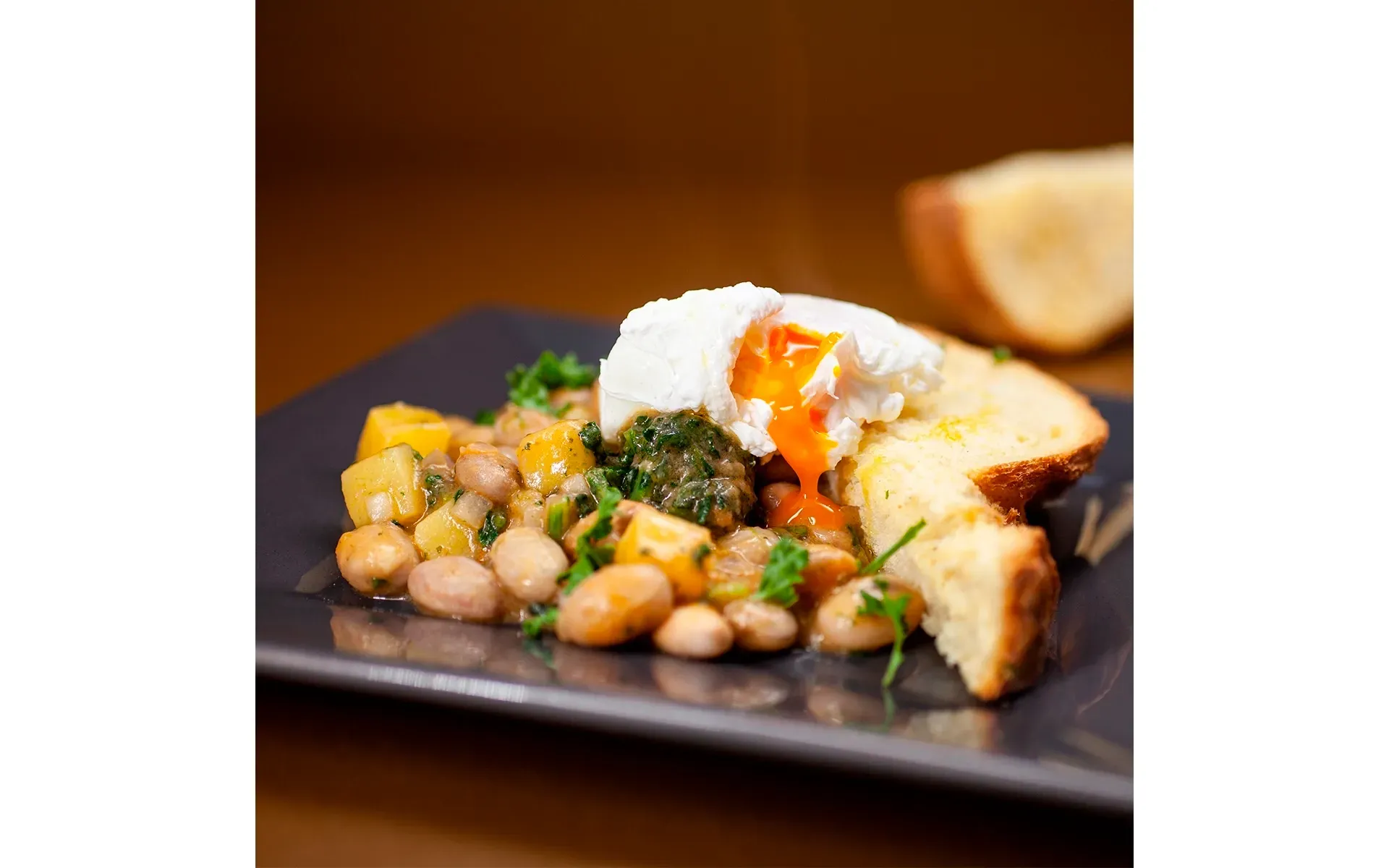 Uova in camicia Orogel con fagioli, patate e cavolo nero: un piatto completo e nutriente.