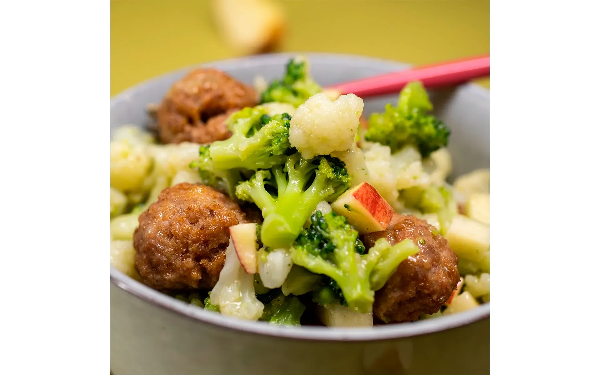 Polpettine di vitello Orogel con mela e verdure: un secondo piatto originale e agrodolce.