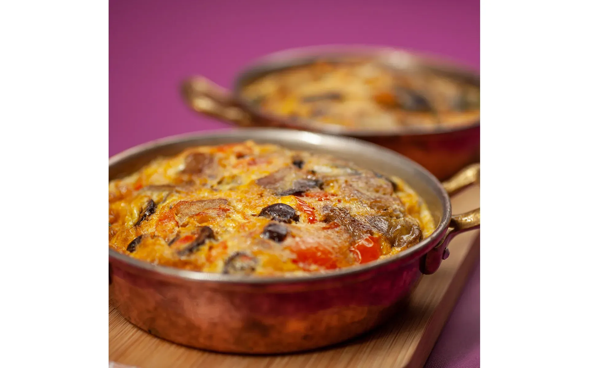 Frittata mediterranea Orogel, con verdure di stagione, cotta in due piccole padelle.