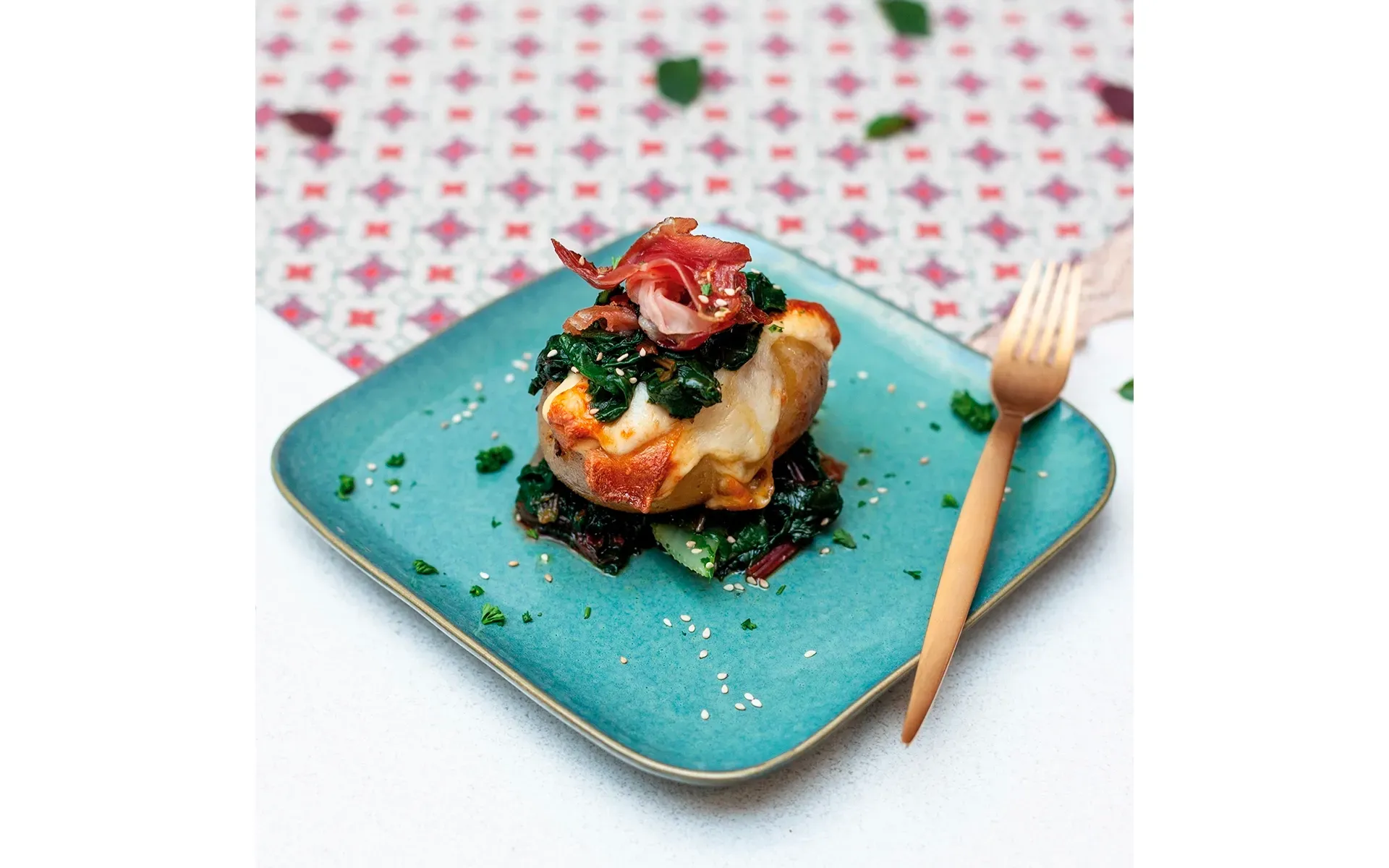 Patate Orogel al cartoccio con scamorza, Bietoline Tricolore e speck: un piatto ricco e saporito.