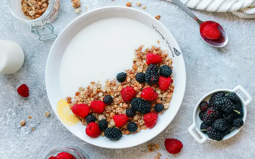 Colazione dolce: cosa preparare? Ciotola di granola Orogel con frutti di bosco e yogurt.