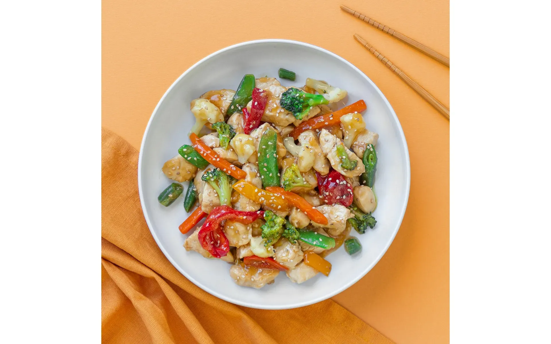 Pollo stir fry Orogel con verdure fresche: un piatto unico esotico, veloce e saporito.