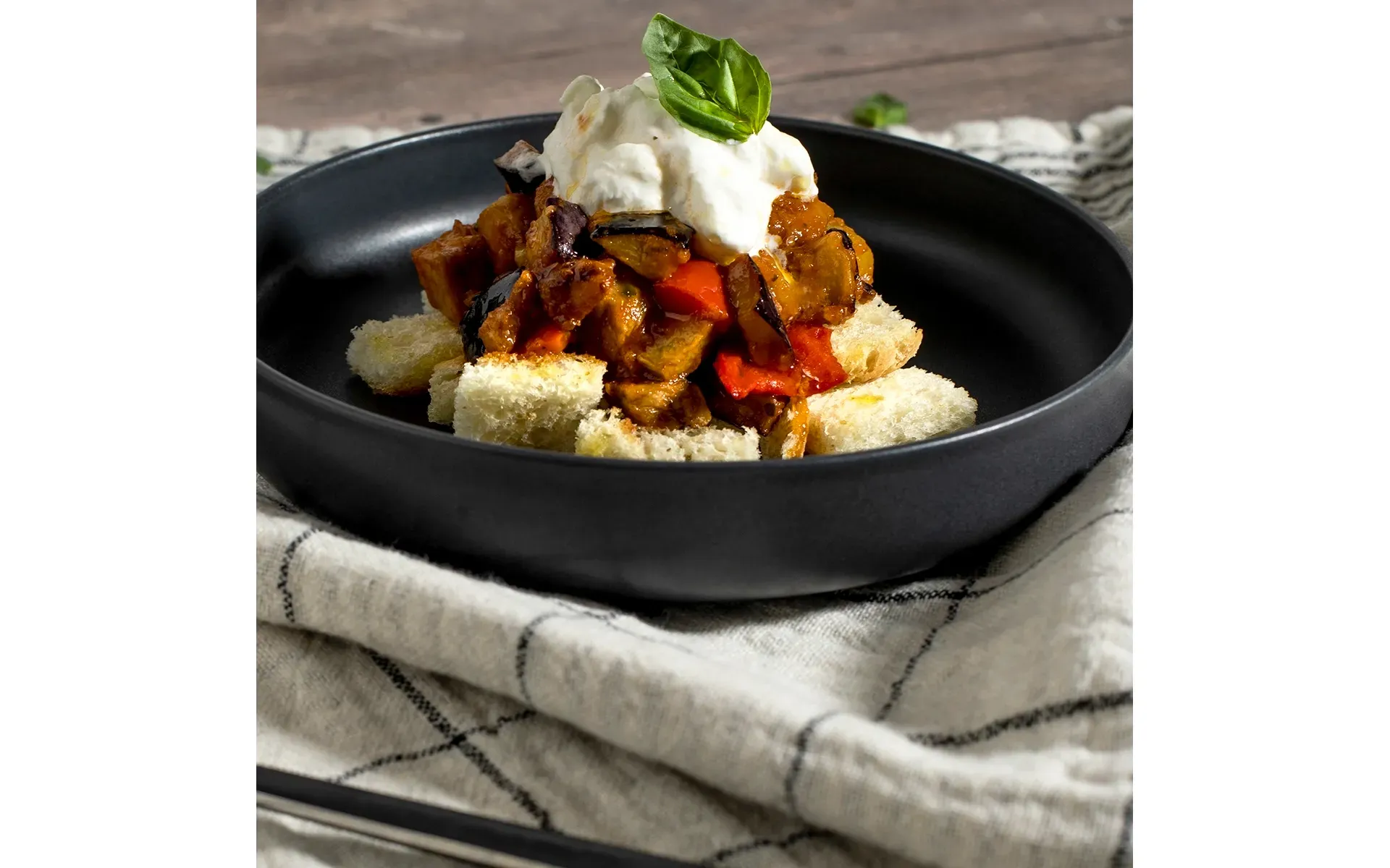 Caponata Orogel, un classico contorno siciliano agrodolce a base di melanzane e verdure.