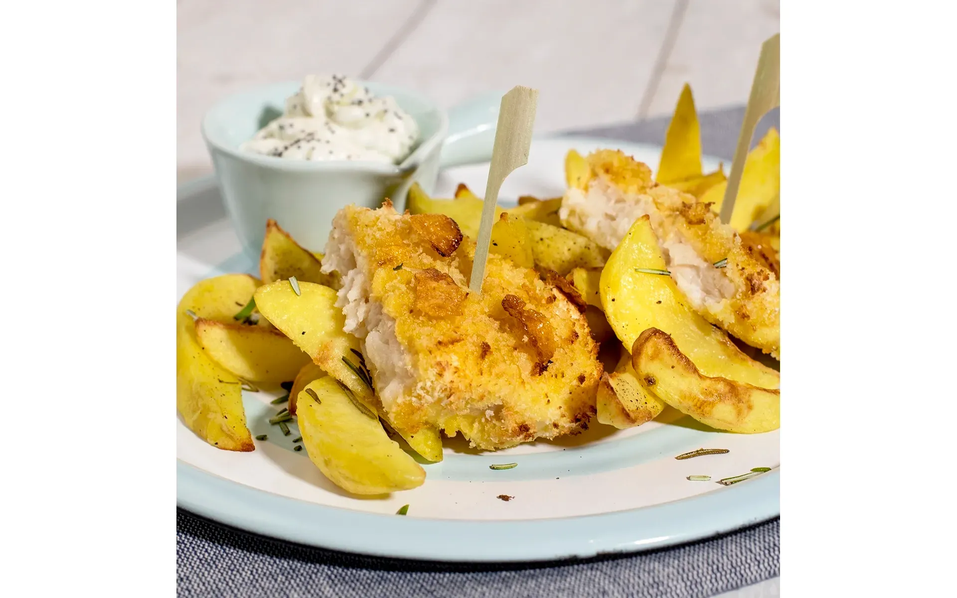 Fish and chips Orogel: un classico street food inglese, con pesce fritto e patatine, e salse.