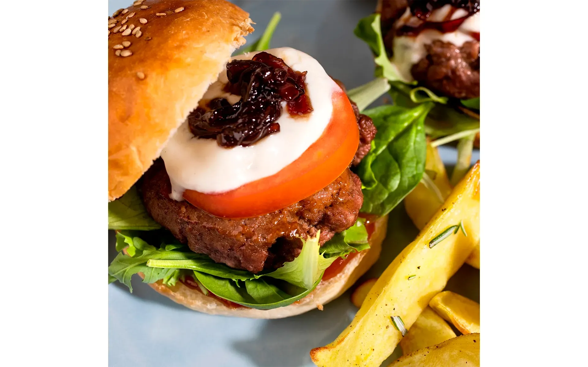 Panino Orogel con burger succulento e patate al forno croccanti: un pasto completo.