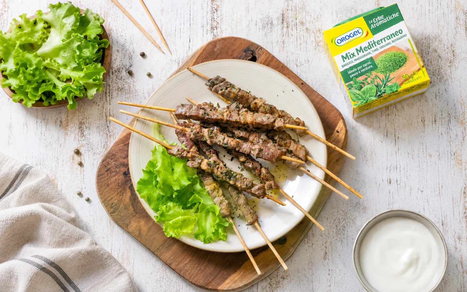 Arrosticini al profumo mediterraneo con salsa allo yogurt e Mix Mediterraneo Orogel
