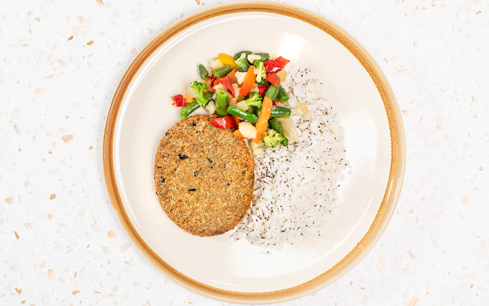 Burger Orogel con riso, un'opzione vegetariana leggera e nutriente, con verdure.