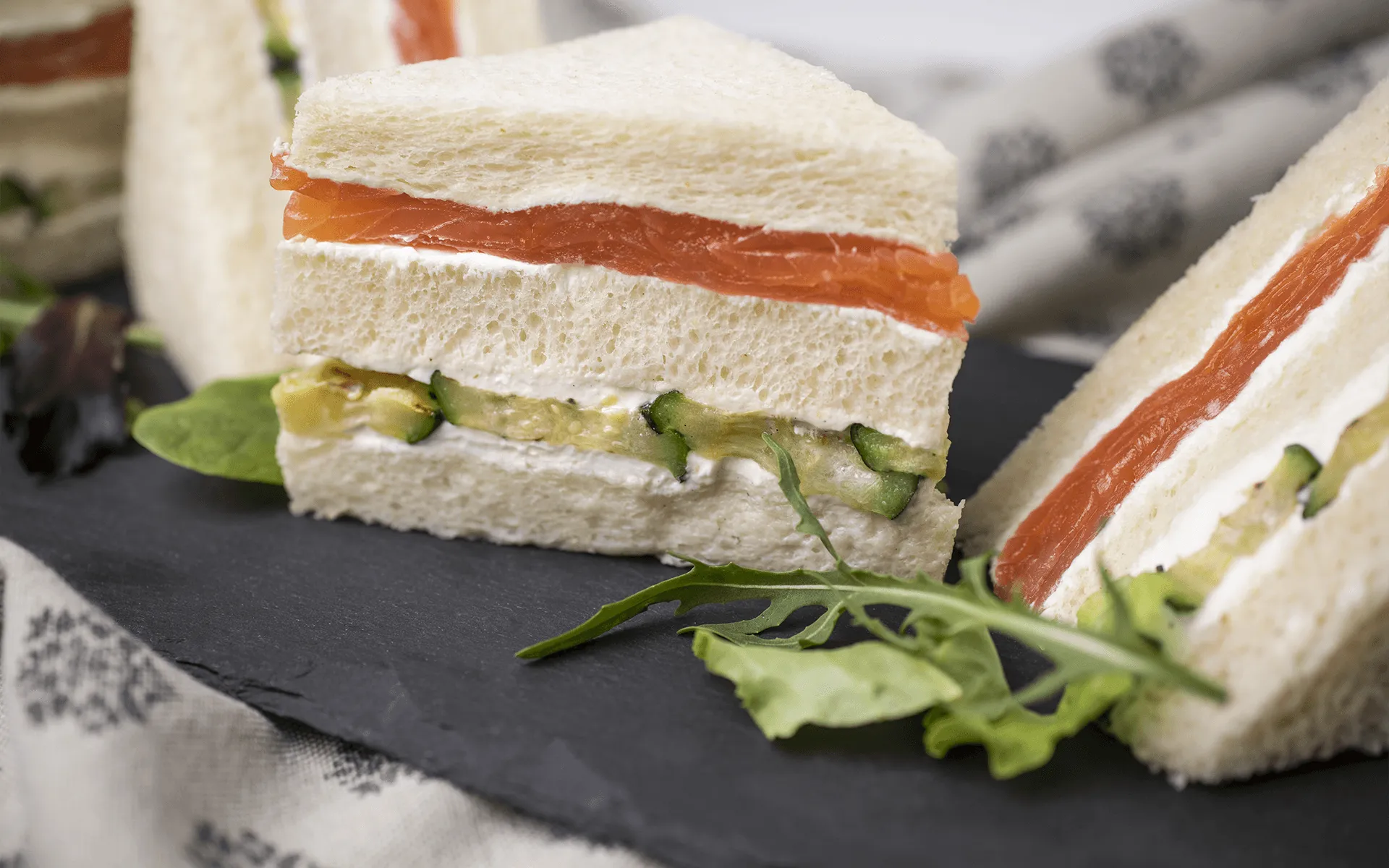Club sandwiches Orogel con salmone affumicato, robiola e zucchine grigliate: un classico.