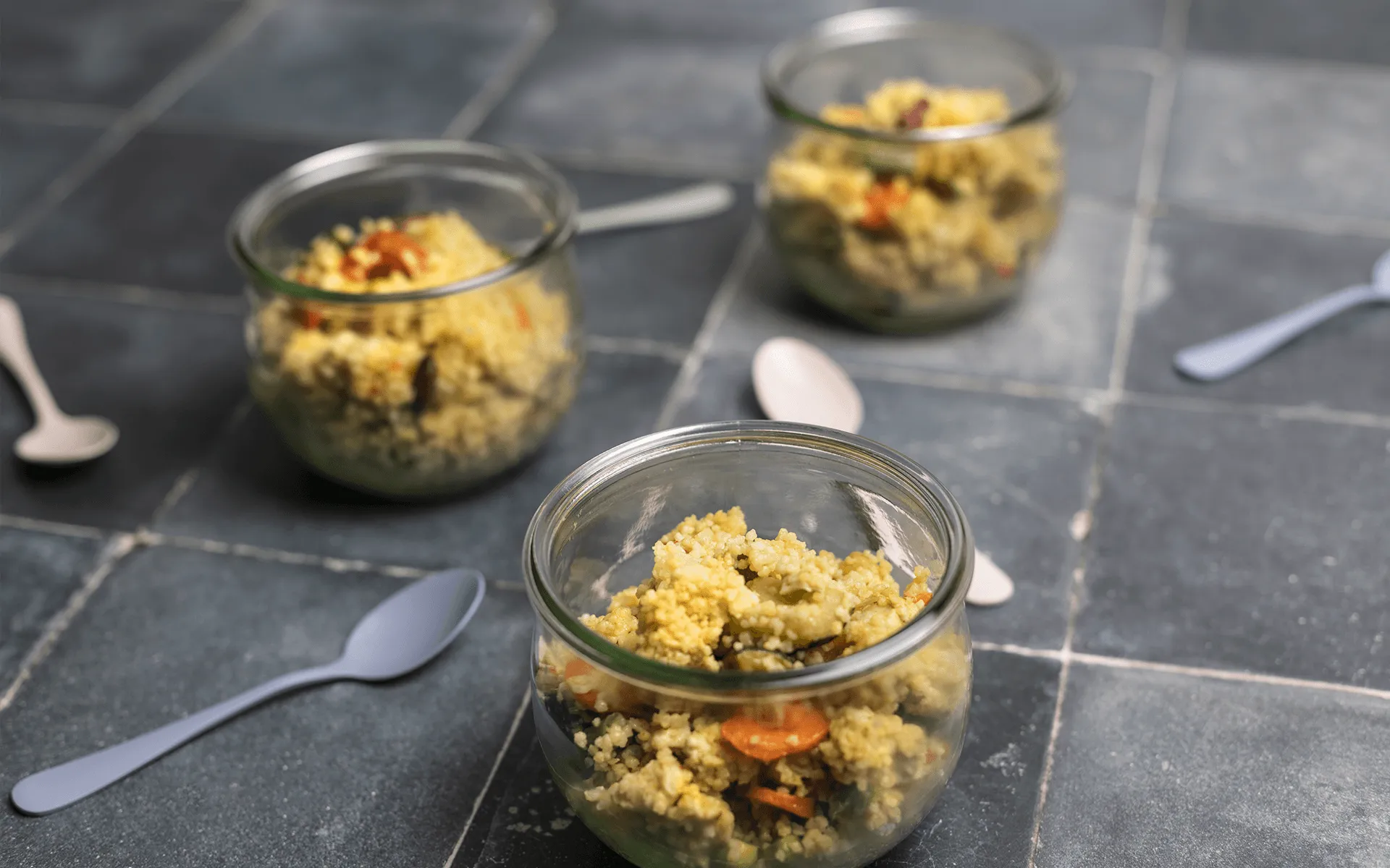 Couscous Orogel con verdure e pollo al curry in vasocottura: due barattoli pronti.