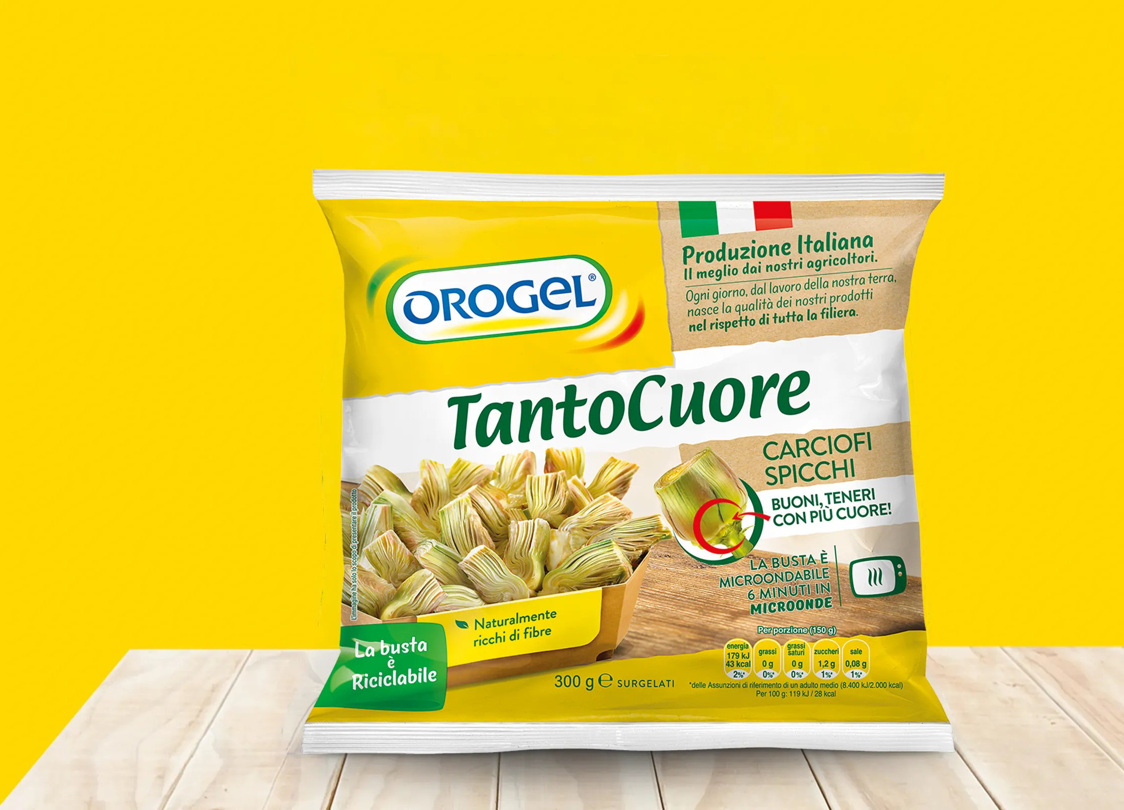 Confezione di carciofi surgelati OROGEL “TantoCuore Carciofi Spicchi” da 300 g, su sfondo giallo con piano in legno; in primo piano spicchi di carciofo e indicazioni su produzione italiana, ricchezza di fibre e busta microondabile.