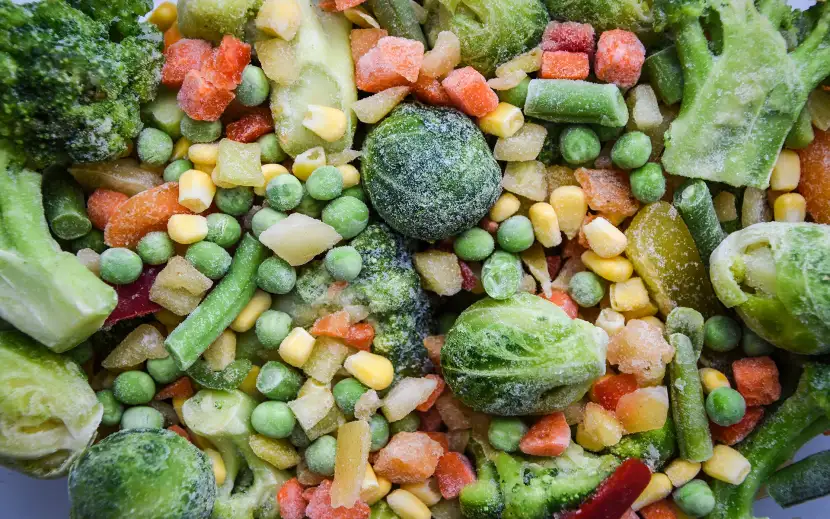 Scopri come scongelare gli alimenti in modo sicuro con i consigli Orogel: guida pratica con metodi efficaci per evitare rischi e proliferazioni batteriche.