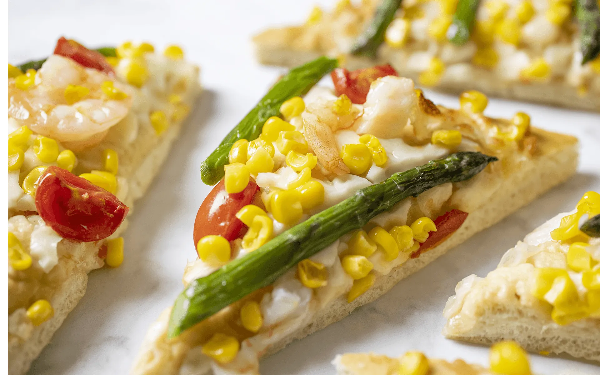 Focaccia Orogel con asparagi e mais: un abbinamento primaverile gustoso e originale.